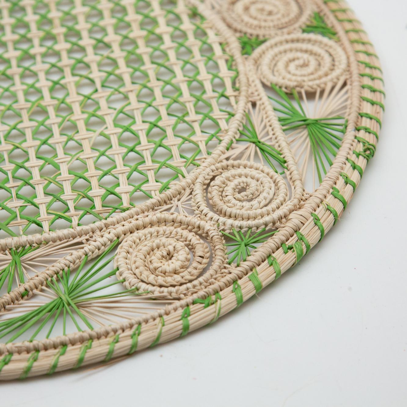 Set of 8 Green and Cream Round Iraca Fibre Placemats In New Condition In New York, NY