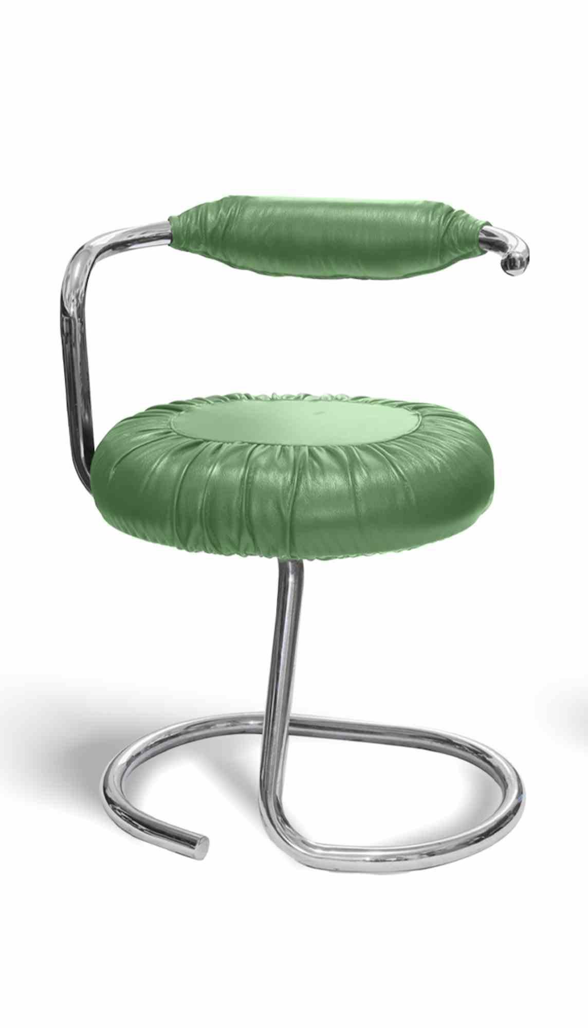 Ensemble de 8 chaises Cobra vertes est un ensemble de chaises réalisées dans les années 1970 par Giotto Stoppino ( Milan, 1926 ) .

Structure en tube d'acier chromé et tissu bleu clair.

Cette chaise 
