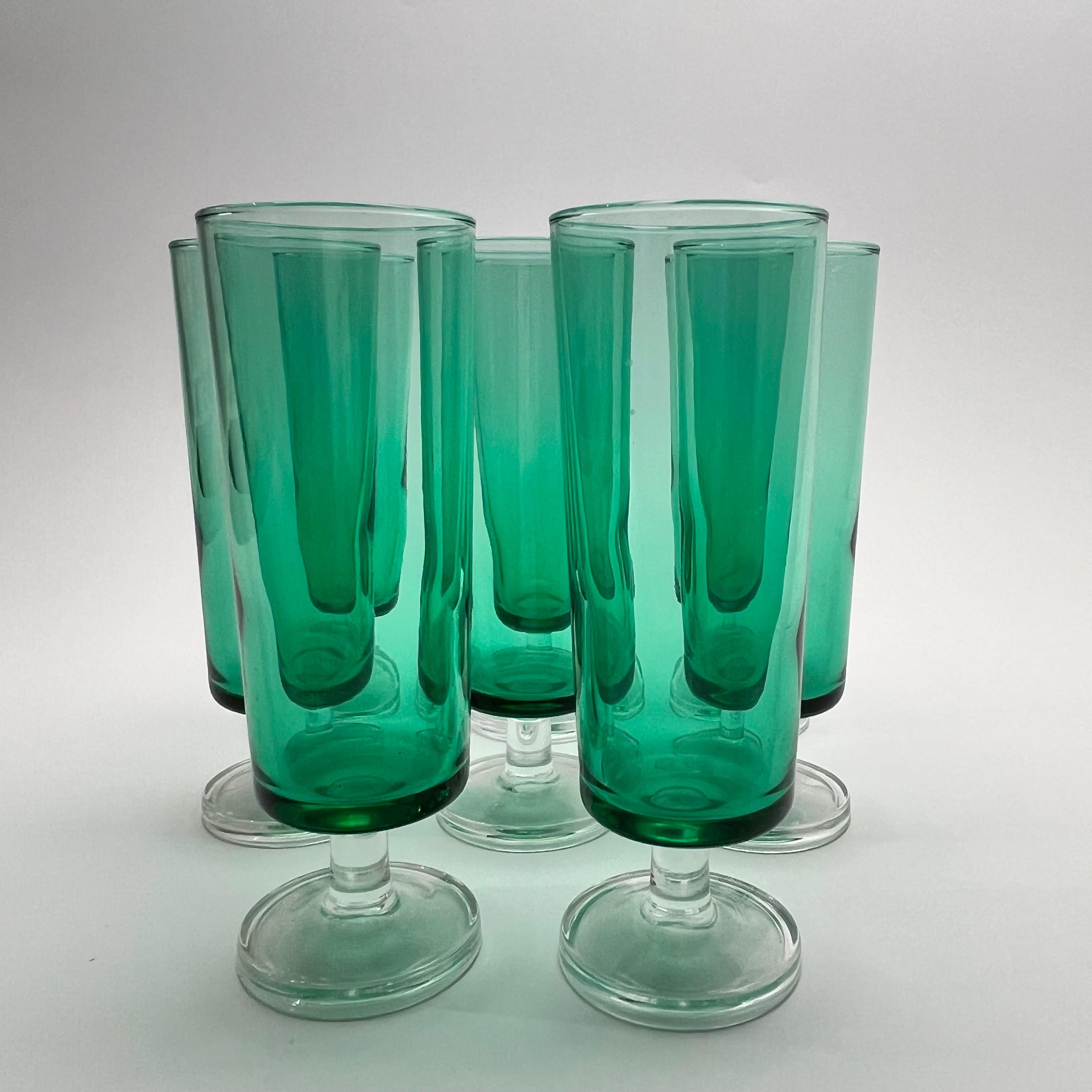 Satz von 8 grünen italienischen Gläsern



Verschönern Sie Ihren Tisch mit diesem exquisiten Set italienischer Gläser, die sich perfekt zum Servieren von Wasser oder Likör eignen. Diese mittelgroßen Gläser vereinen mühelos Funktion und Raffinesse