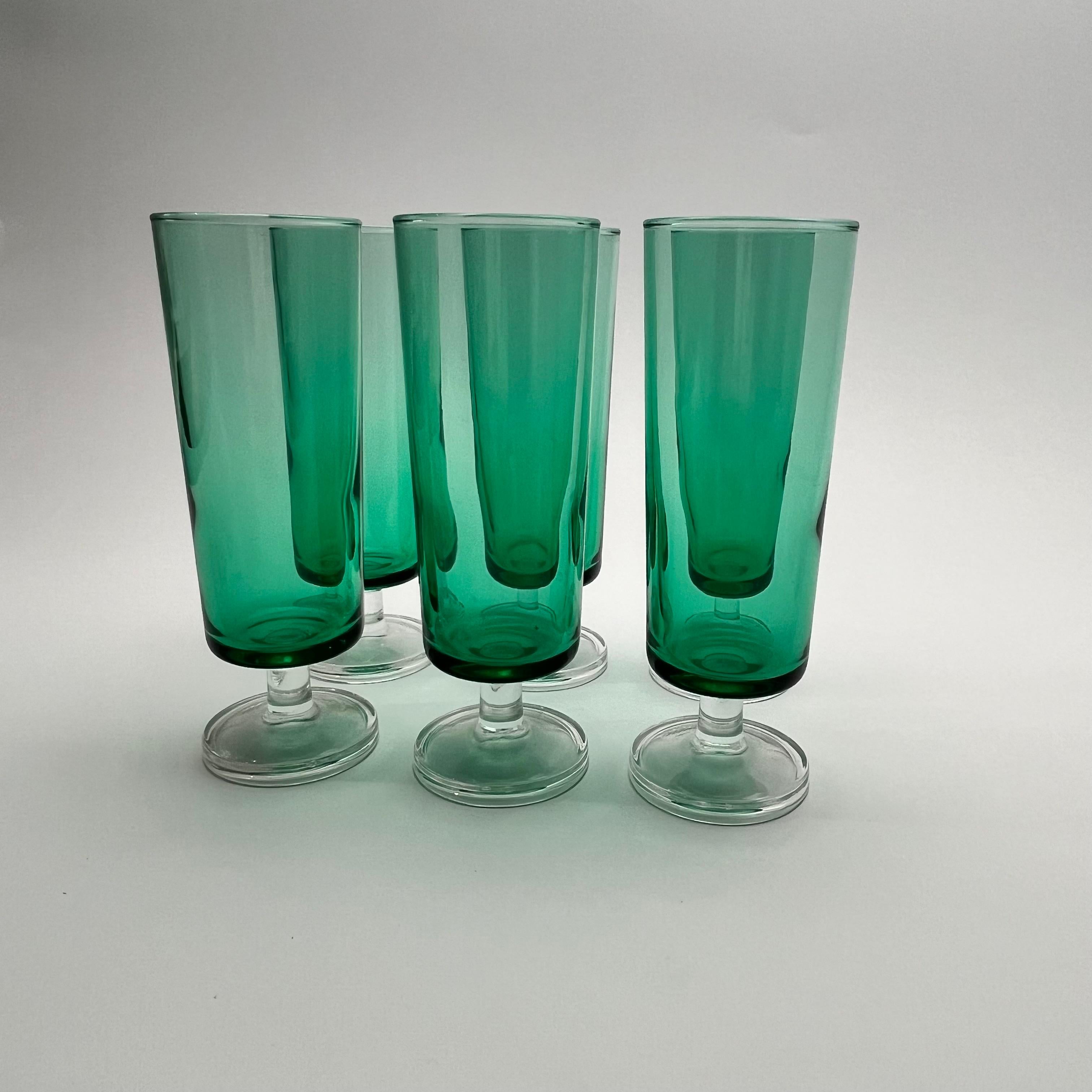 Set von 8 grünen italienischen Gläsern, 1970er Jahre (Ende des 20. Jahrhunderts) im Angebot