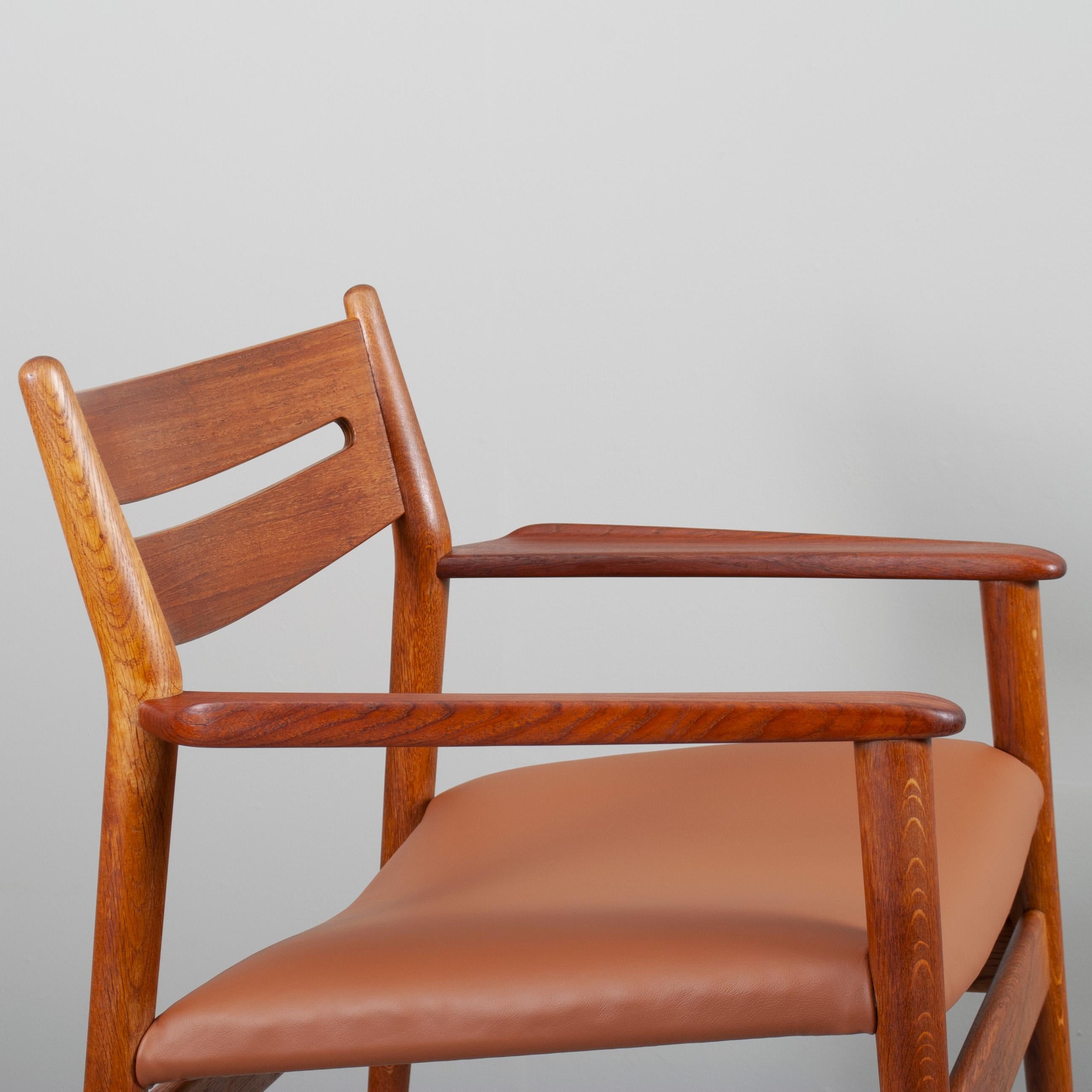 Set of 8 Grete Jalk oak & teak dining chairs, 6 side, 2 carvers For Sale 1