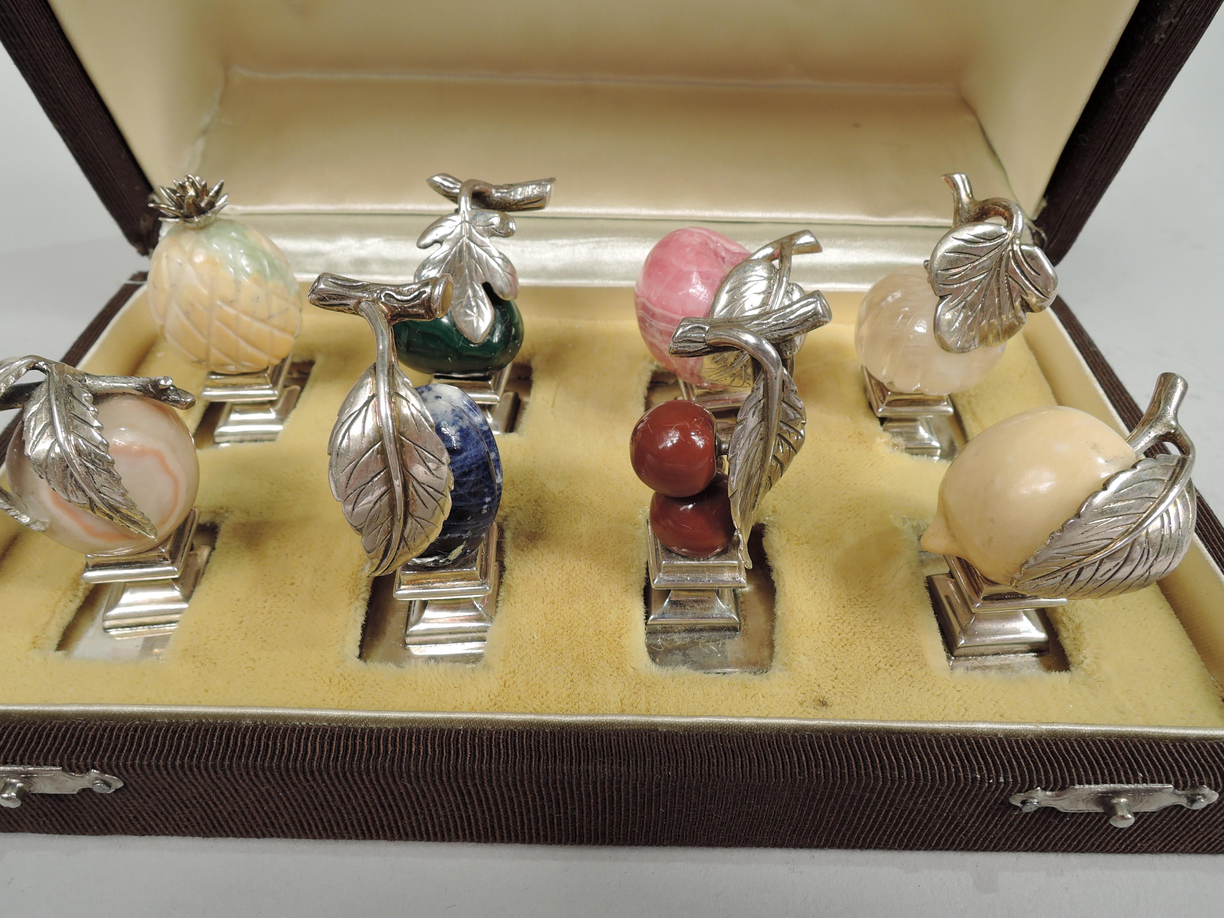 Set mit 8 Tischkartenhaltern aus figuralem Obst. Ausgeliefert von Gucci in Italien. Jede: Früchte aus Hartstein auf einem Sockel aus Sterlingsilber auf einem quadratischen Sockel. Auf dem Boden montierter Clip auf der Rückseite. Jede Frucht ist