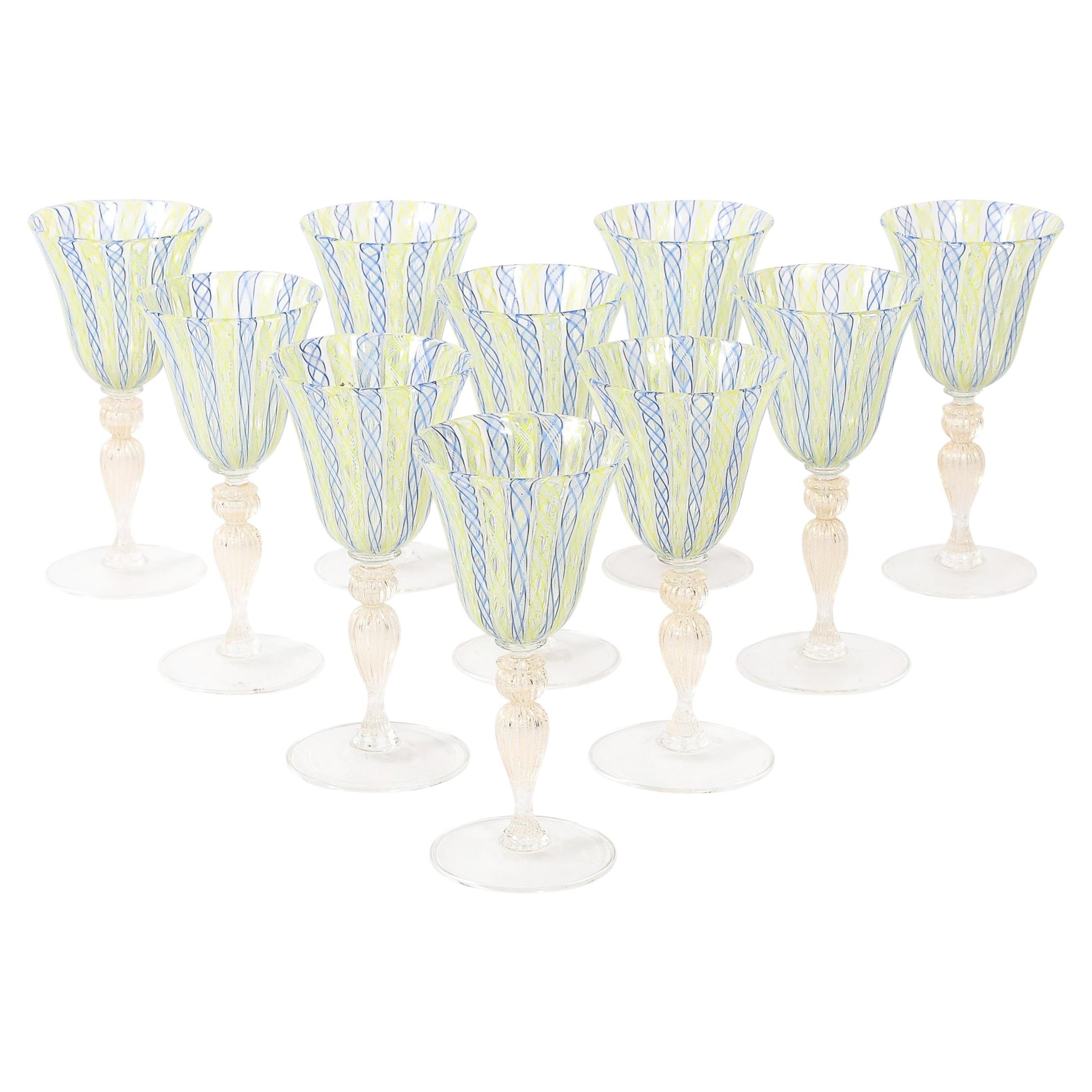 8er-Set mundgeblasener Murano-Weingläser in den Farben „Latticino Blue“ und „Chartreuse“ mit 24-Karat-Goldverzierung