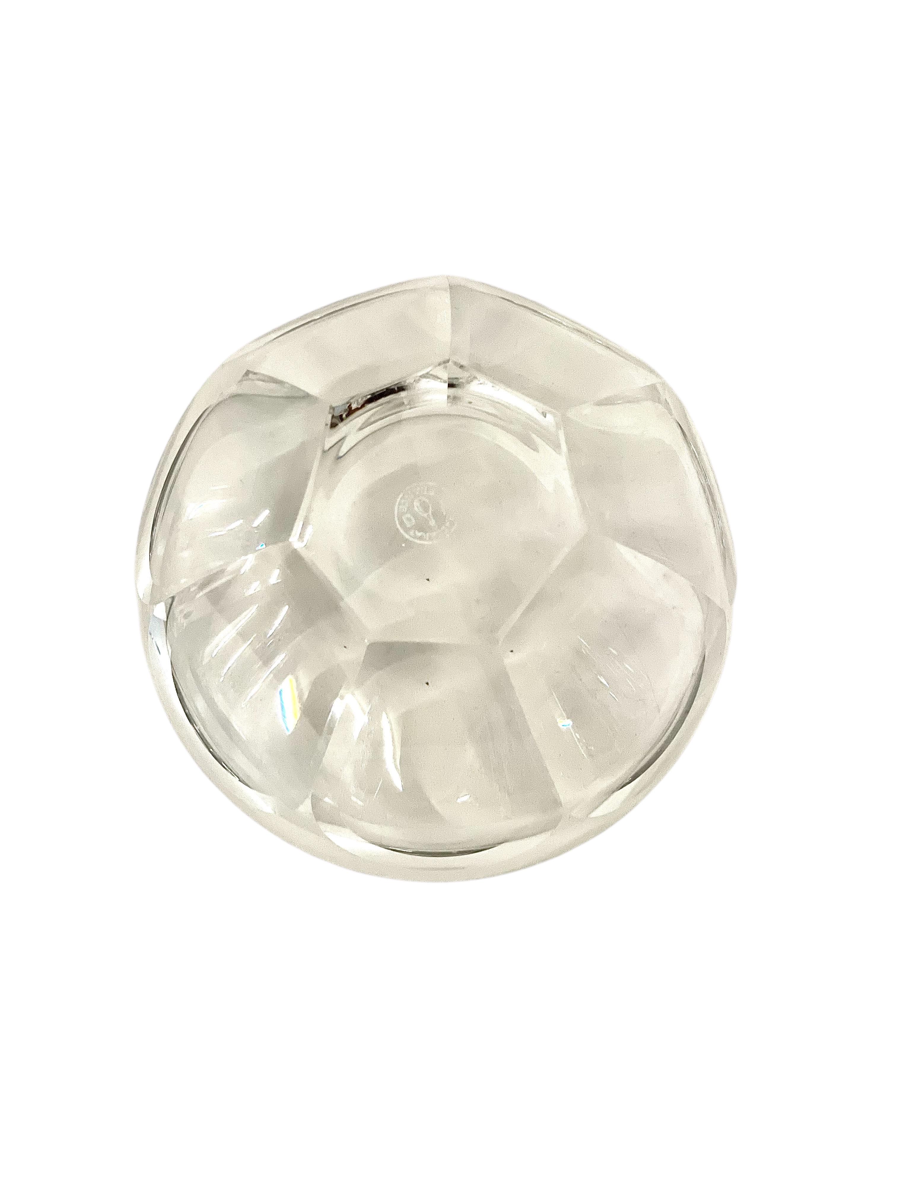 Ensemble de 8 bols en cristal vintage taillés à la main par Baccarat, France 20ème siècle en vente 7