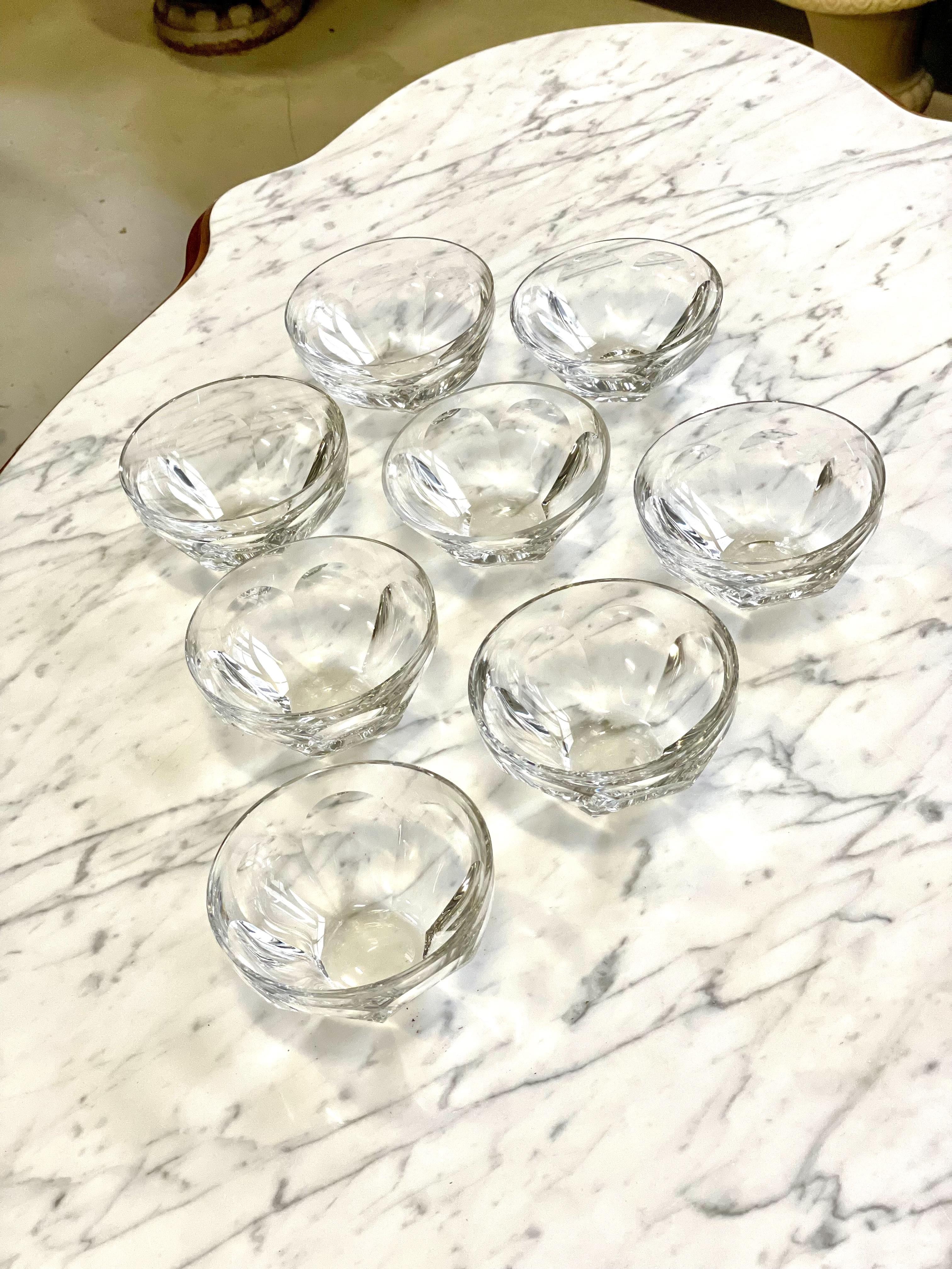 Ensemble de 8 bols en cristal vintage taillés à la main par Baccarat, France 20ème siècle en vente 8