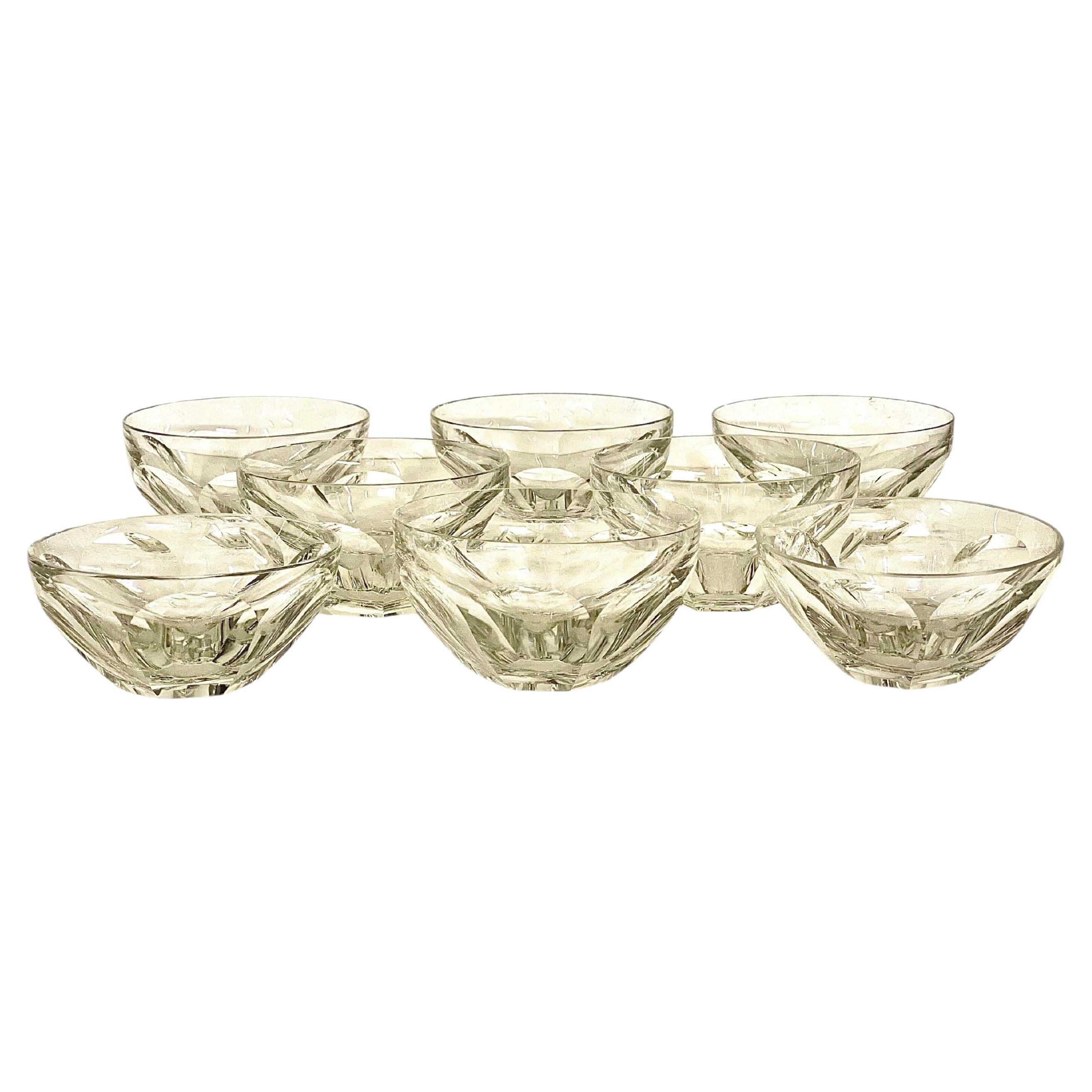 Ajoutez une élégance française intemporelle à votre table avec ce rare ensemble de 8 bols en cristal vintage de Baccarat, l'un des noms les plus prestigieux du cristal français. Finement fabriquée en France, chaque coupe est faite de cristal taillé
