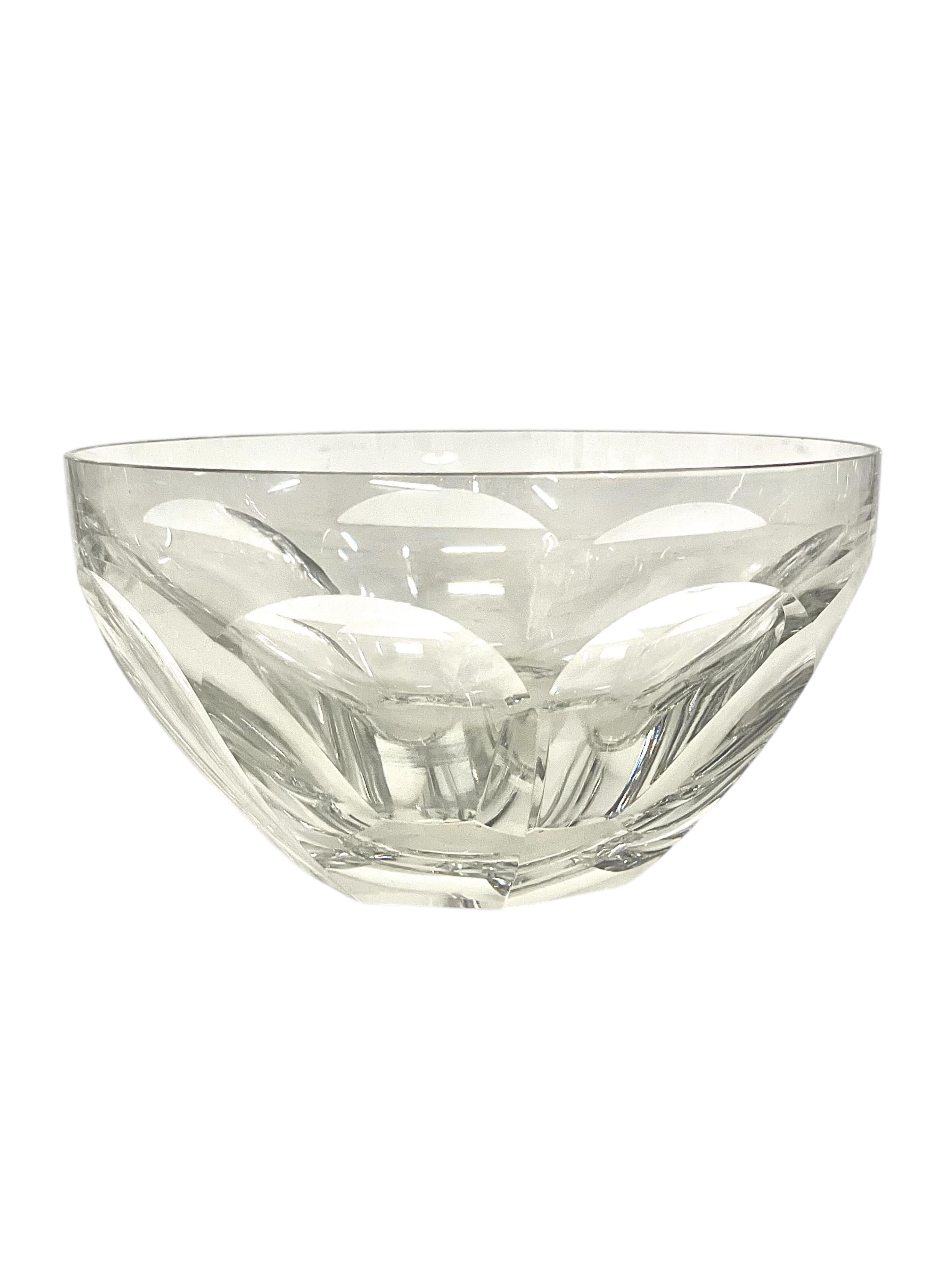 Français Ensemble de 8 bols en cristal vintage taillés à la main par Baccarat, France 20ème siècle en vente