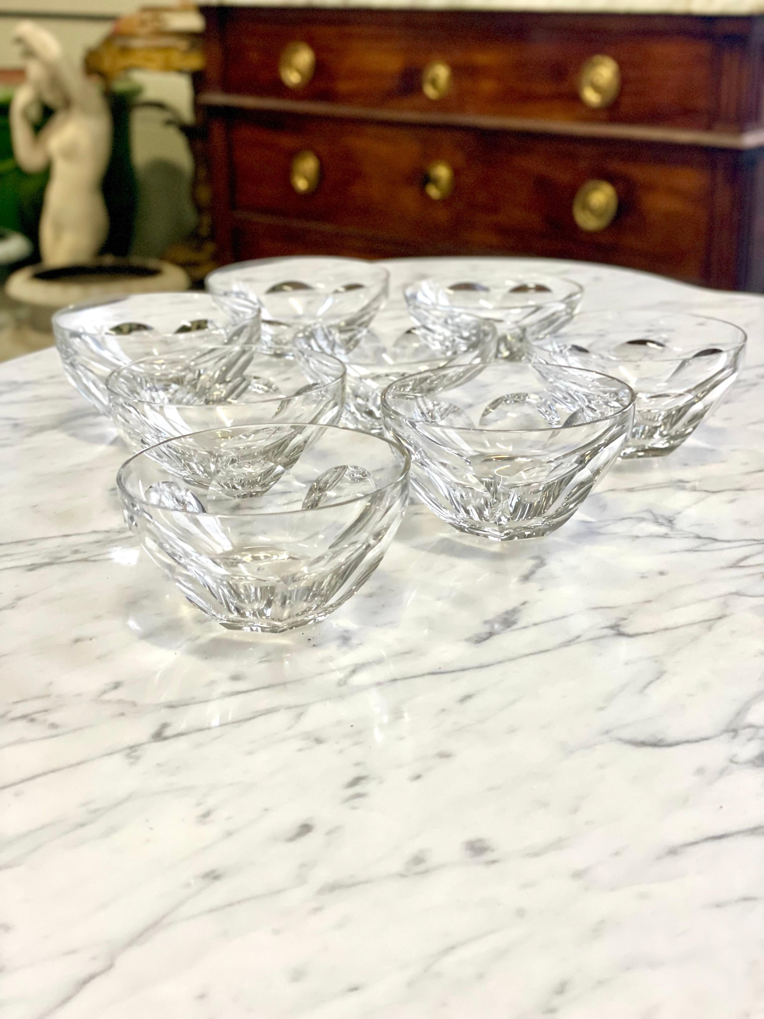Cristal Ensemble de 8 bols en cristal vintage taillés à la main par Baccarat, France 20ème siècle en vente