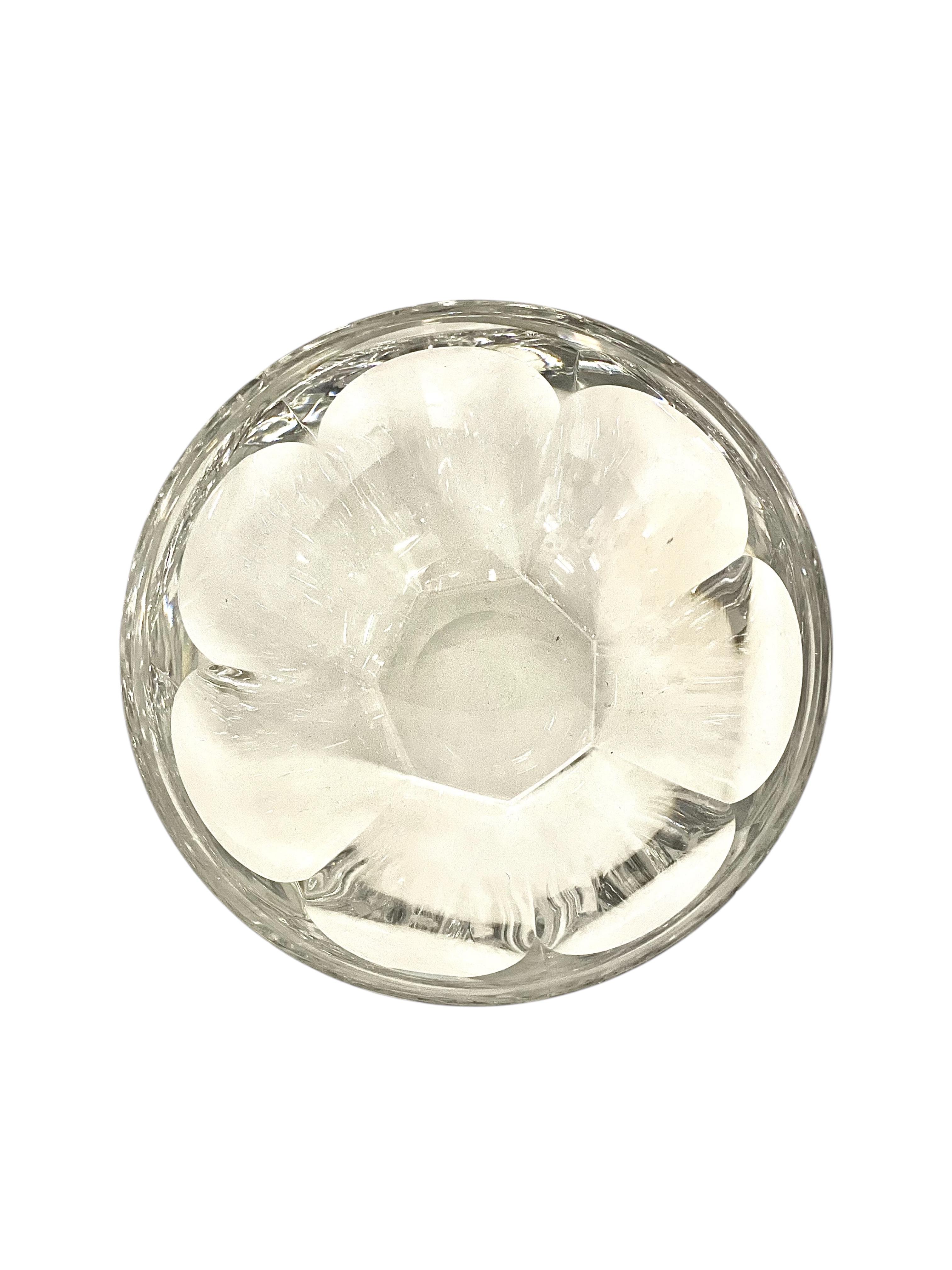 Ensemble de 8 bols en cristal vintage taillés à la main par Baccarat, France 20ème siècle en vente 4