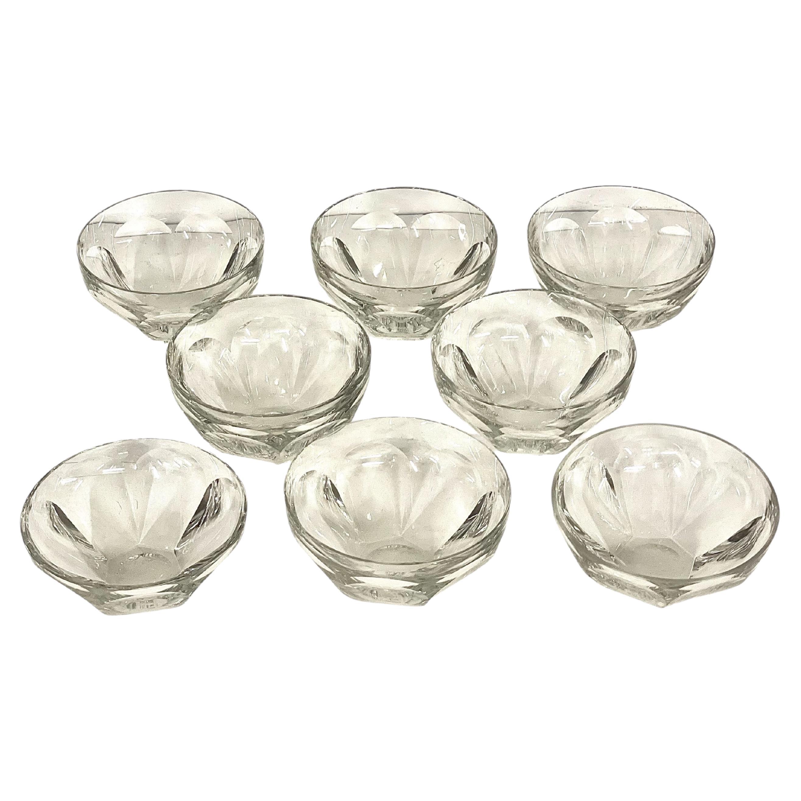 Juego de 8 cuencos de cristal de época tallados a mano por Baccarat, Francia Siglo XX