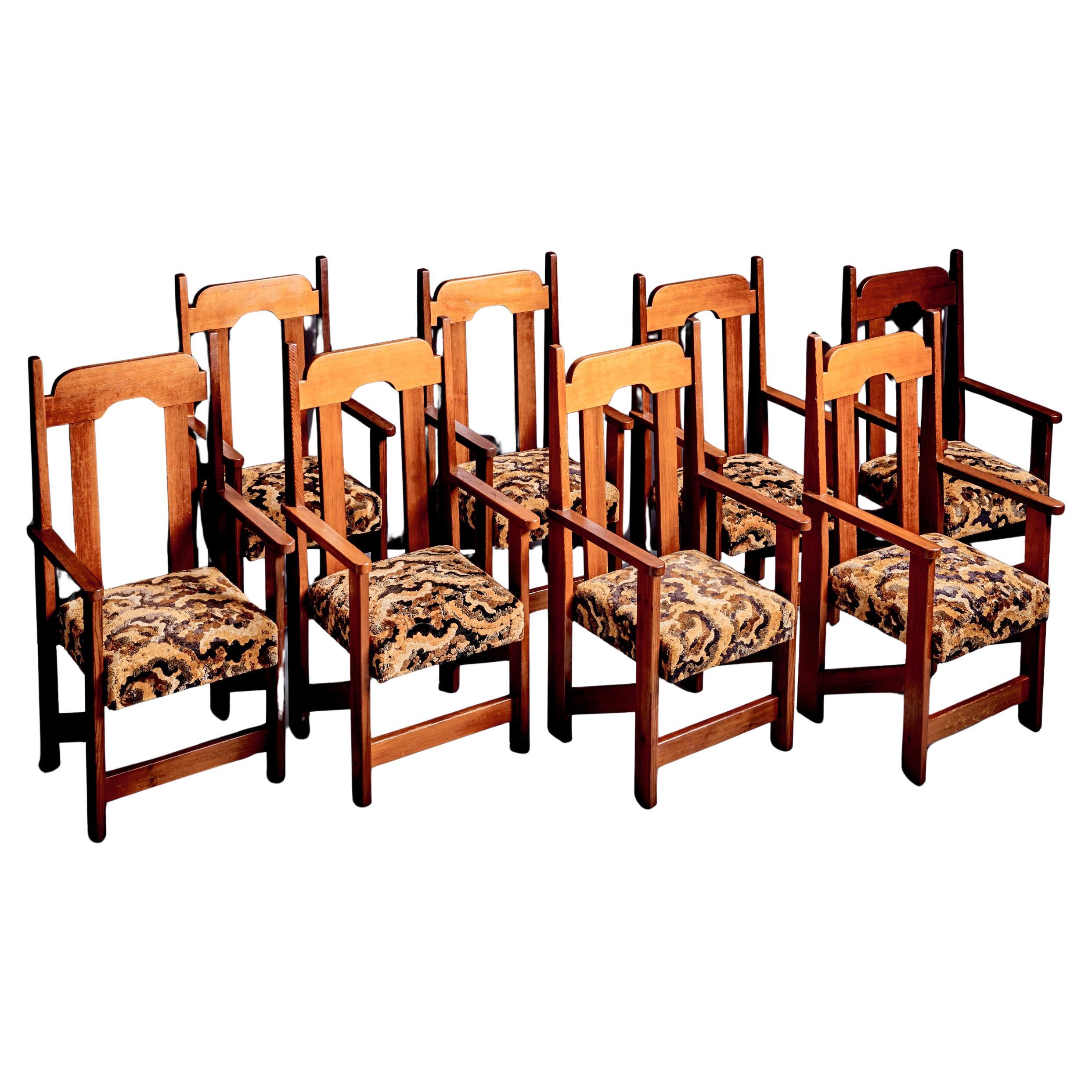 Set di 8 sedie da pranzo in legno di sequoia realizzate a mano. Caratterizzate da schienali alti con linee scultoree, guide ad arco e supporti angolari, queste sedie riflettono una forte influenza Arts & Crafts. Rivestito in velluto con motivi