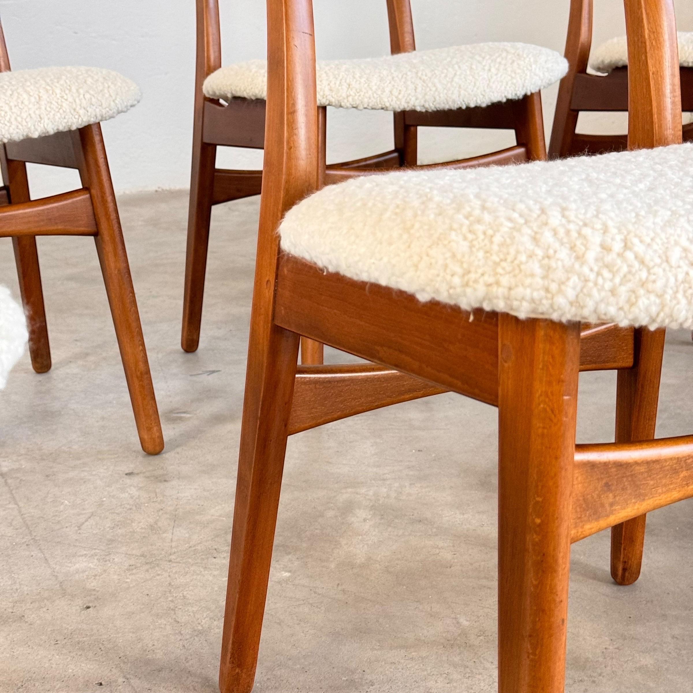 Set of 8 Hans J. Wegner CH-30 Dining Chairs in Bouclé, 1952, Carl Hansen & Søn 4