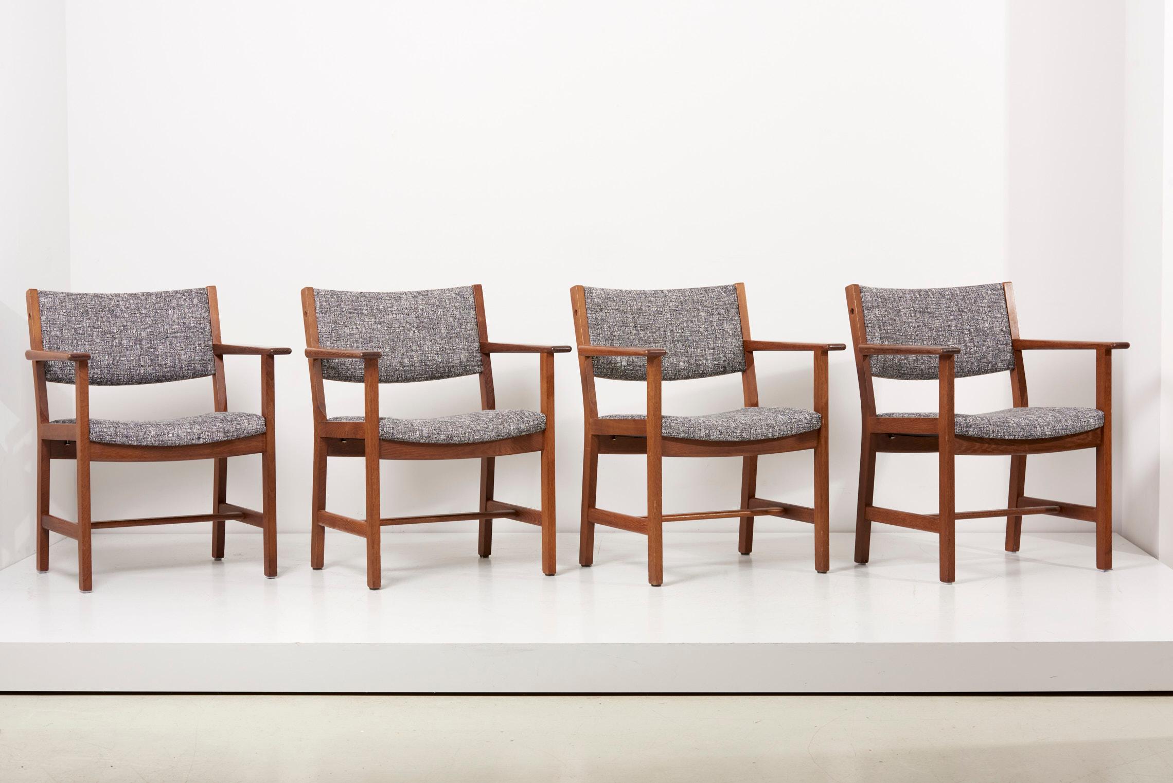 Set of 8 Hans Wegner GE dining chairs for GETAMA, Denmark 1950s
This set is newly upholstered in Raf Simons fabric by Kvadrat.