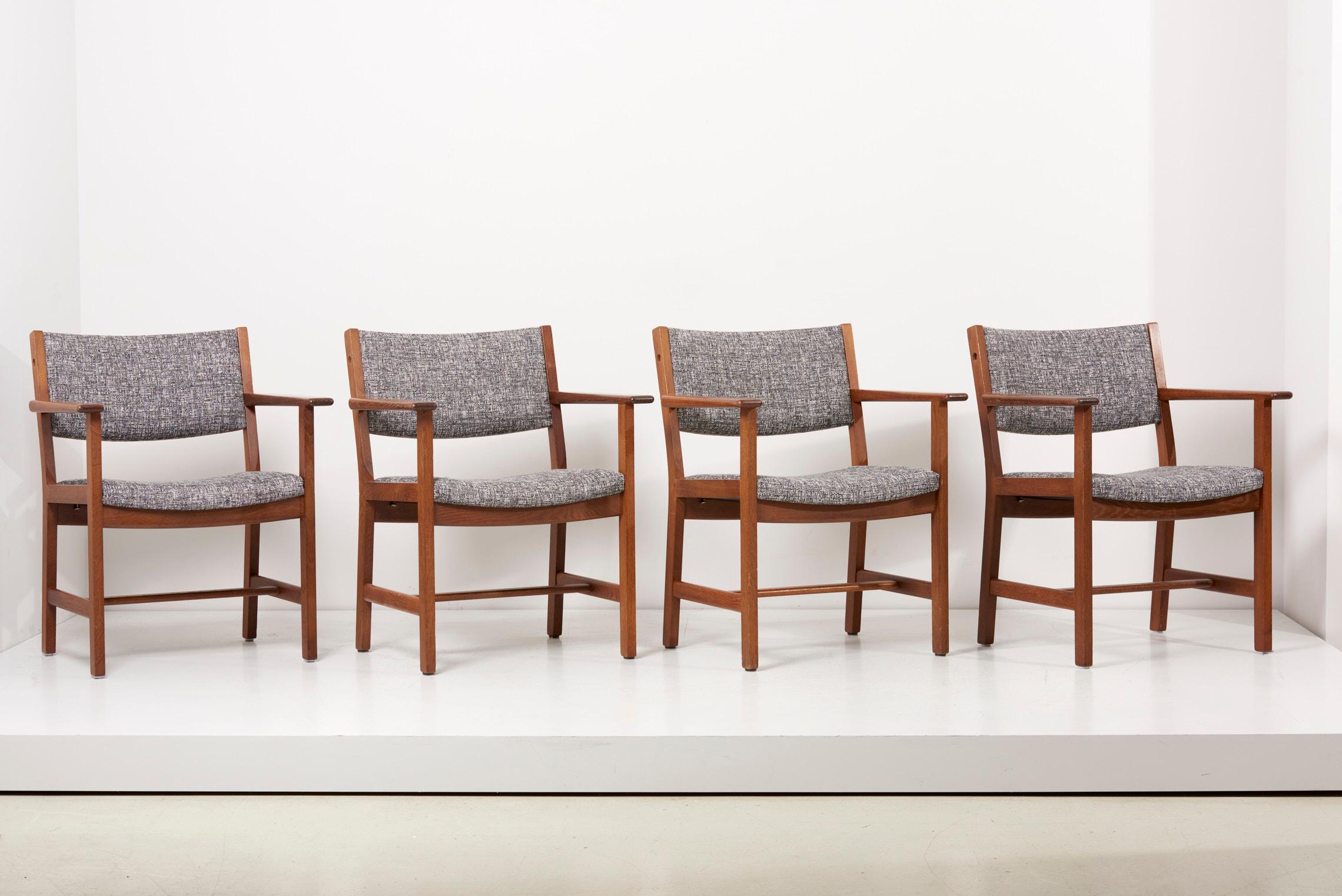 Set di 8 sedie da pranzo Hans Wegner GE per GETAMA, Danimarca, anni '50
Questo set è stato recentemente rivestito in tessuto Raf Simons di Kvadrat.