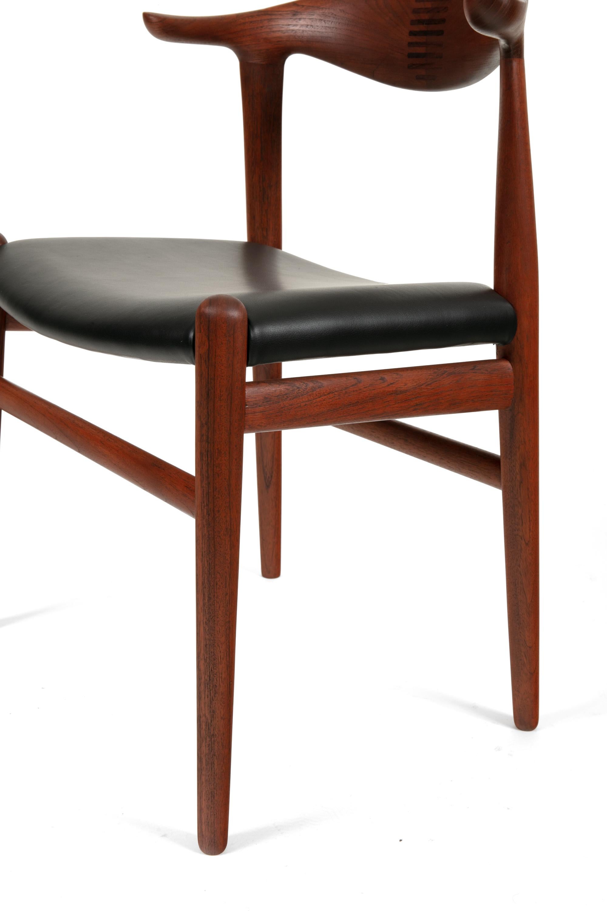 Mid-20th Century Set of 8 Hans Wegner PP505 Teak & Black Leather 