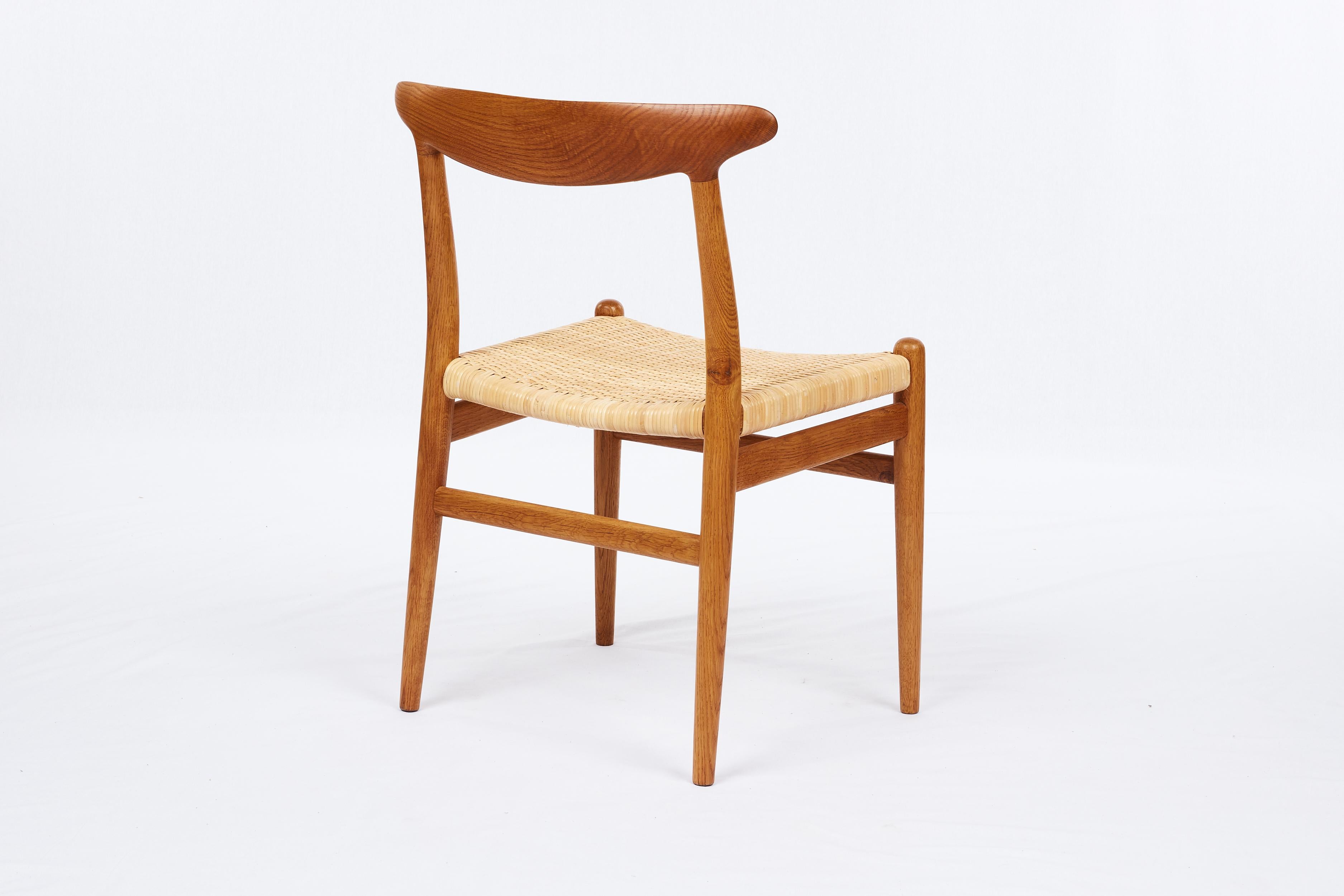 20ième siècle Ensemble de 8 chaises de salle à manger Hans Wegner « W2 » à assise en rotin