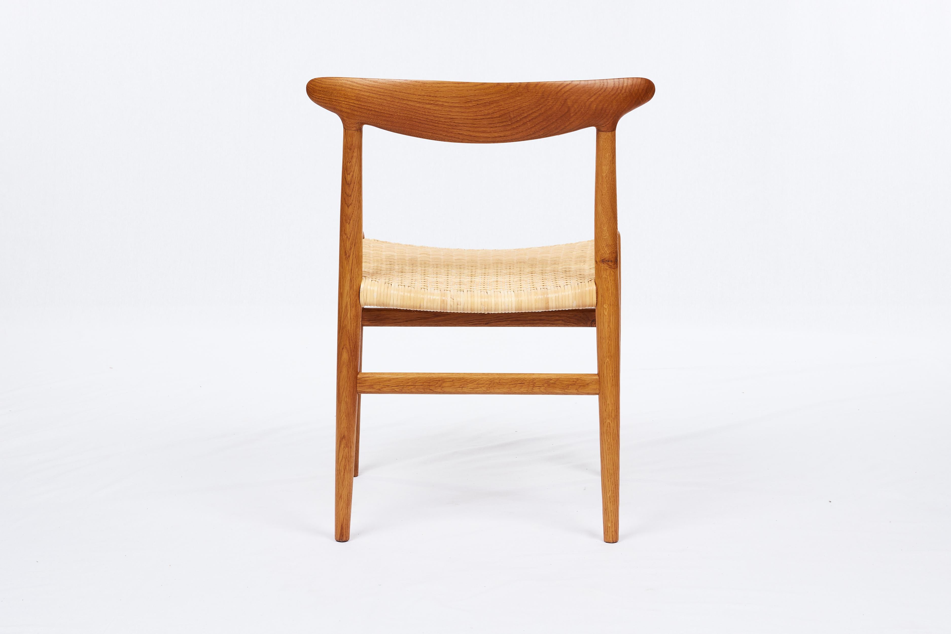 Canne Ensemble de 8 chaises de salle à manger Hans Wegner « W2 » à assise en rotin