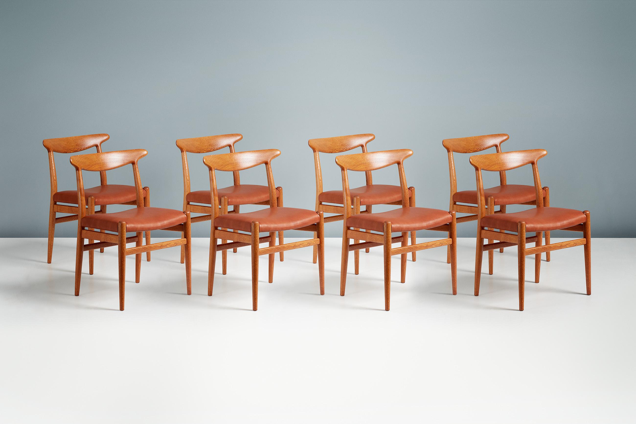 Hans Wegner

W2 Esszimmerstühle 

Satz von 8 Esszimmerstühlen Modell W2, entworfen und hergestellt von C. M. Madsens in Dänemark im Jahr 1953. Patinierte, geölte Ok-Rahmen mit Sitzbezügen aus cognacbraunem Anilinleder.