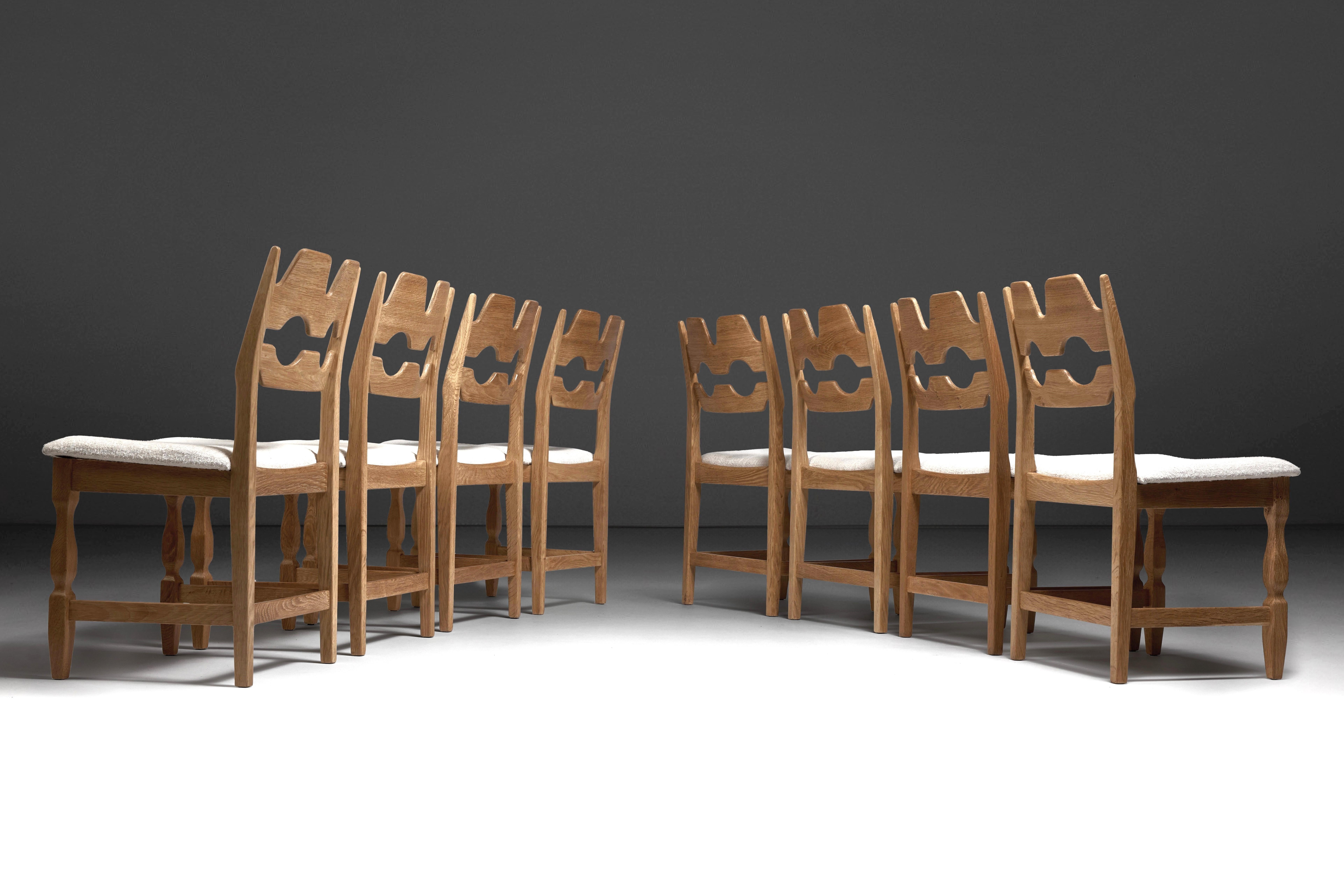 Questo set di 8 sedie da pranzo in rovere di Henning Kjaernulf è la quintessenza del design danese di metà secolo, con l'iconico modello 