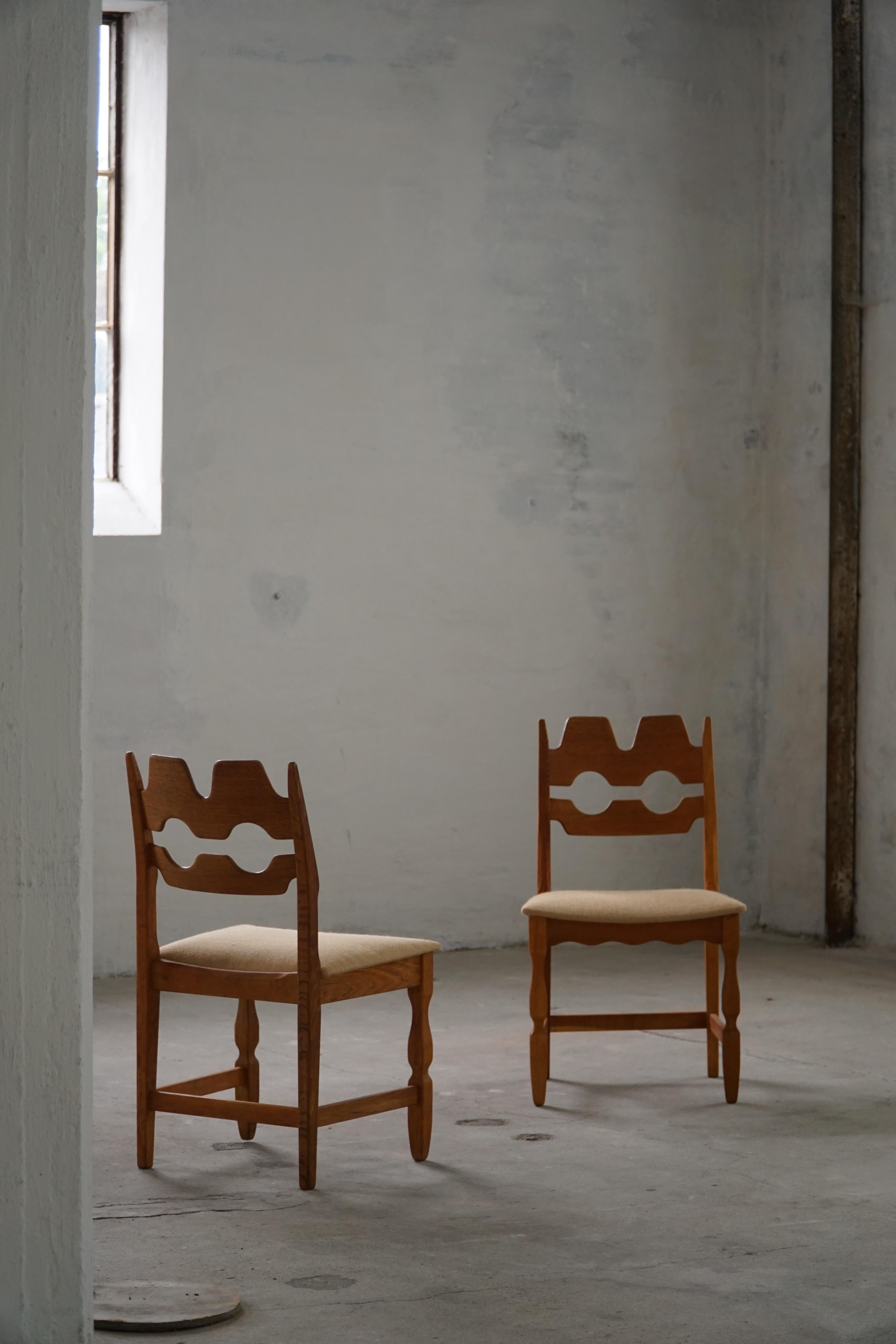A beautiful and highly popular sculptural set of 8 classic dining chairs in oak, seats reupholstered in an organic hessian, adding a touch of rustic charm while ensuring comfort and durability. Designed by Henning (Henry) Kjærnulf for Nyrup