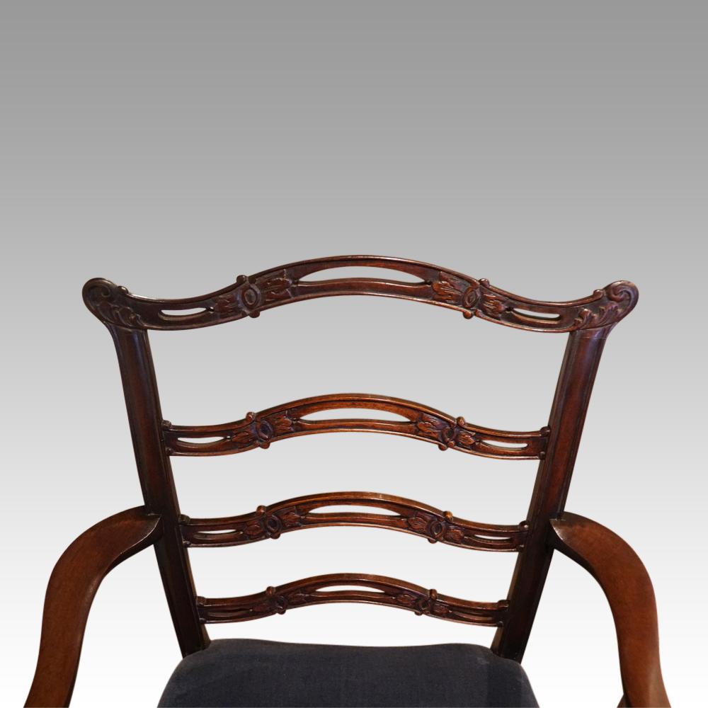 Ensemble de 8 chaises de salle à manger édouardiennes à dossier échelonné 
Cet ensemble de 8 chaises de salle à manger à dossier échelonné de style Hepplewhite a été fabriqué vers 1900.
Le fabricant de chaises a utilisé un dessin tiré du livre de
