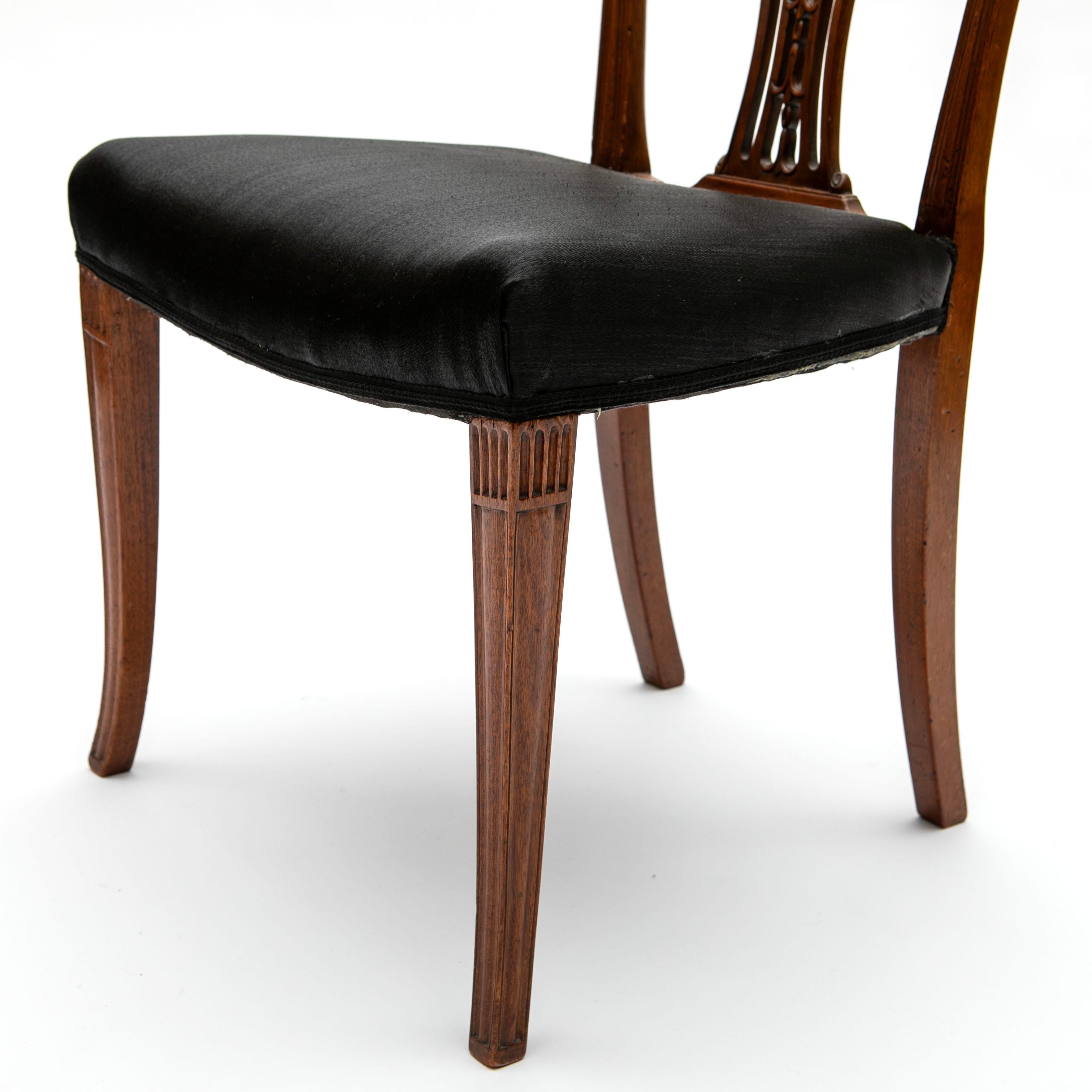 Set of 8 Hepplewhite Mahogany Dining Chairs, George III Style, England 3