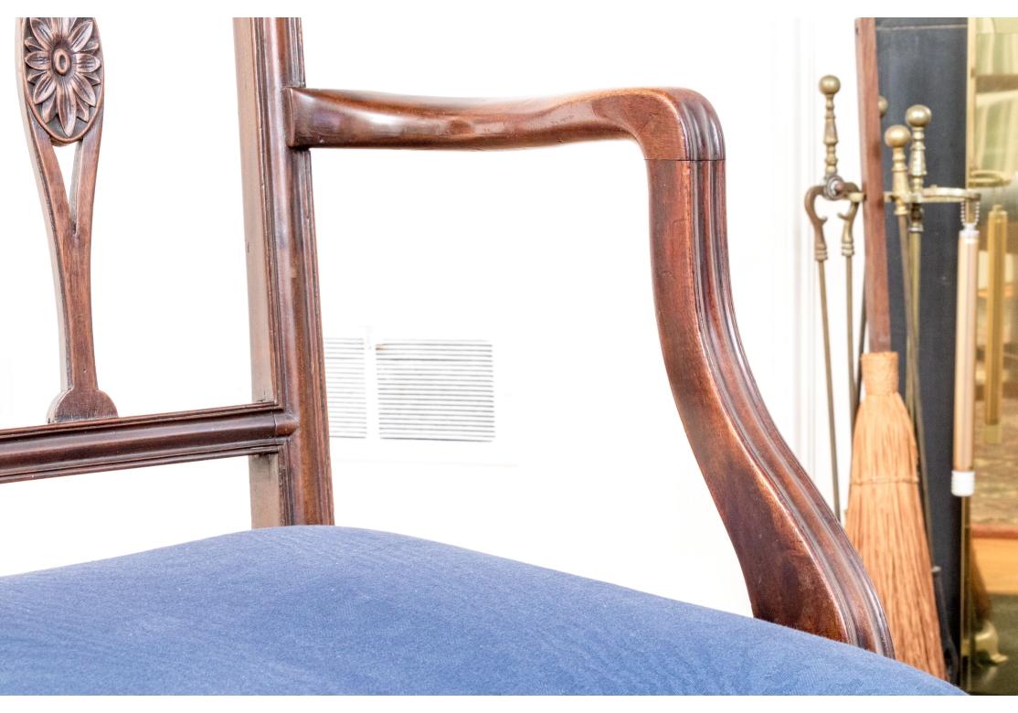 Set di 8 sedie da pranzo in mogano in stile Hepplewhite composto da 2 poltrone e 6 sedie laterali. Le sedie sono dotate di schienali floreali traforati e intagliati, barella a scatola, sedili imbottiti con tessuto di cotone blu in stile damascato,