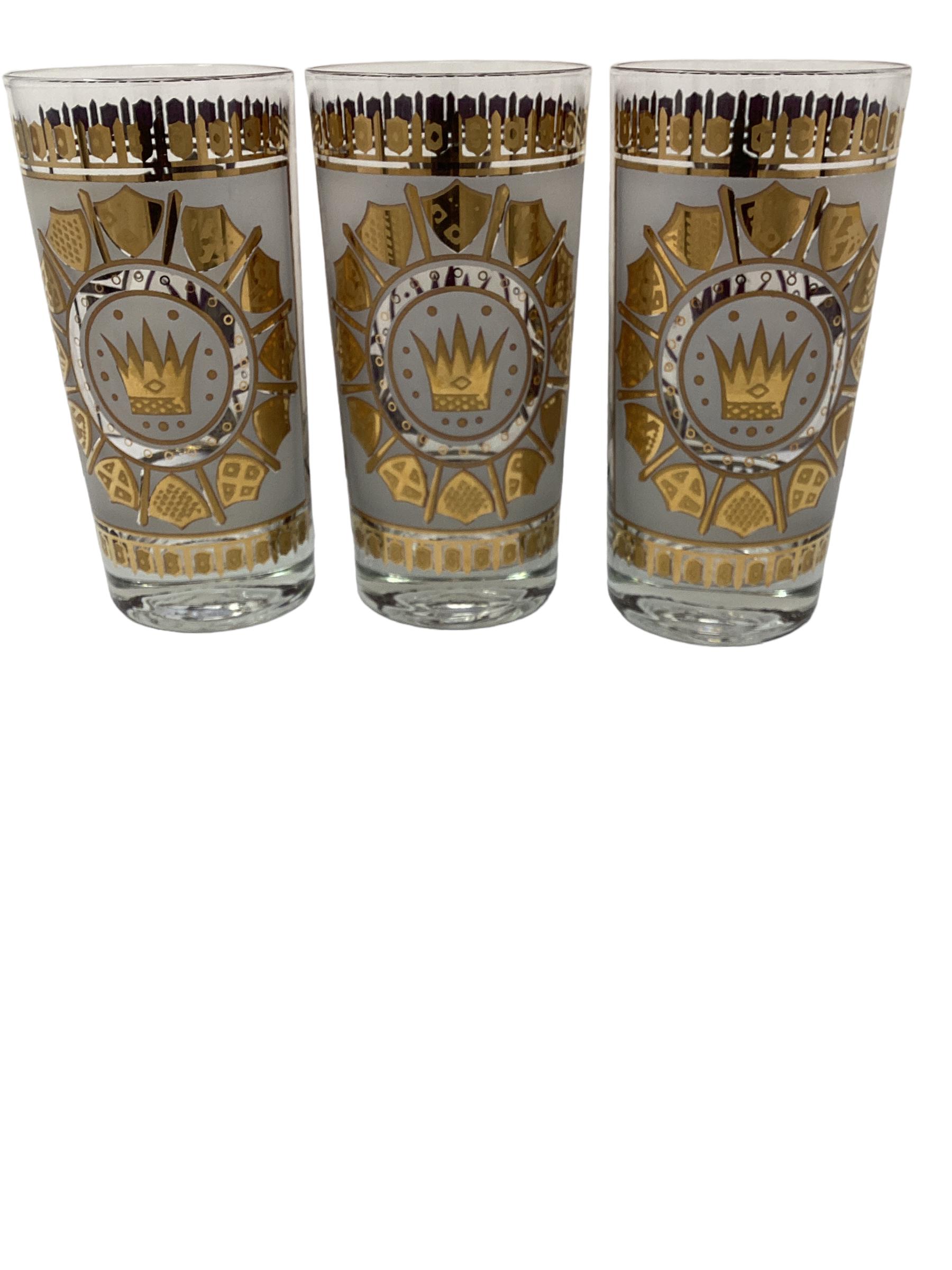 Lot de 8 verres Highball Vintage Mid Century avec décorations de boucliers et de couronnes sur fond blanc givré.