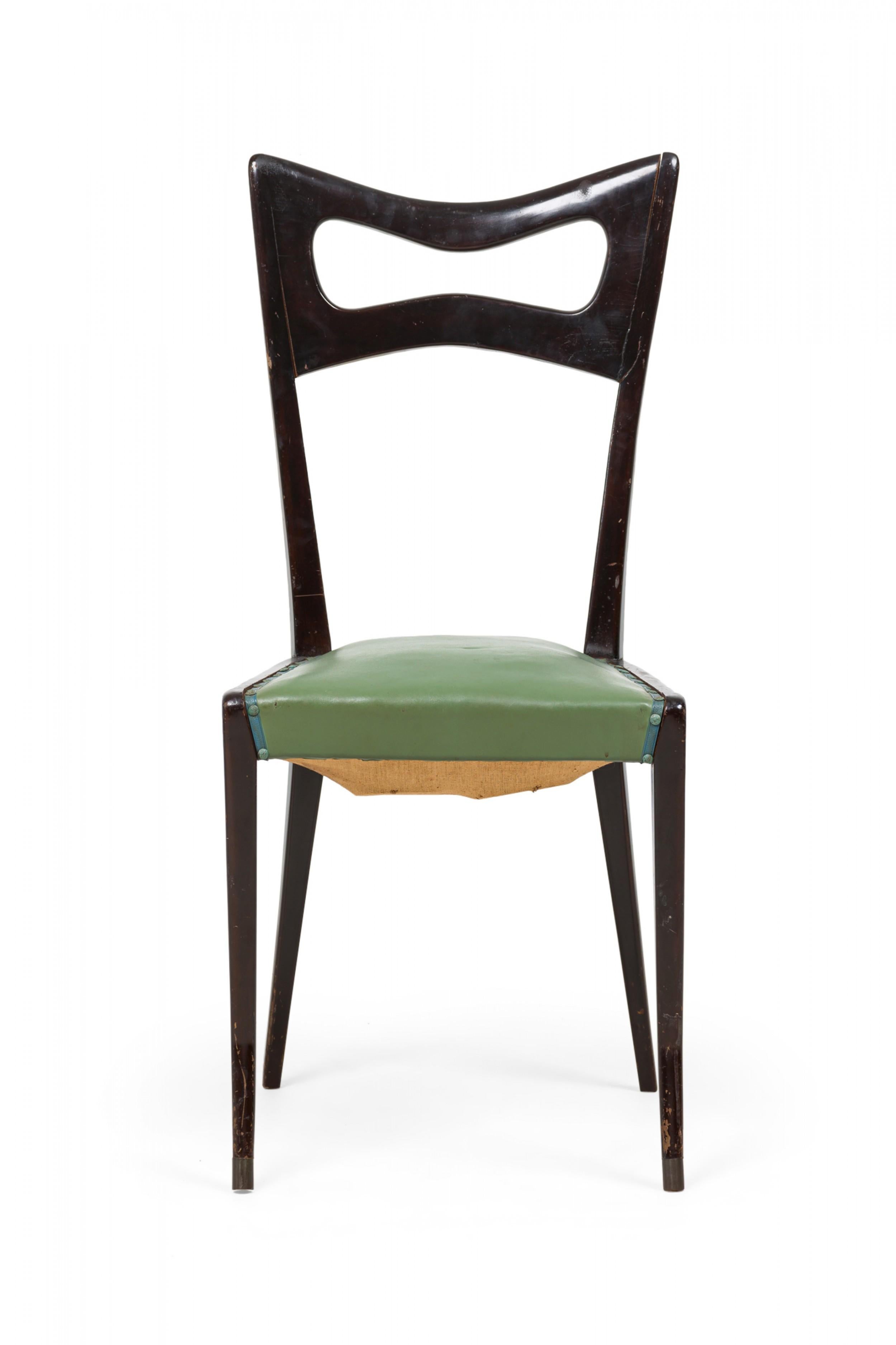 Ensemble de 8 chaises de salle à manger italiennes du milieu du siècle, avec des cadres ébonisés, des dossiers ajourés en forme, des sièges rembourrés en cuir vert et des pieds avant évasés avec une subtile courbure angulaire. (ICO PARISI) (PRIX DE
