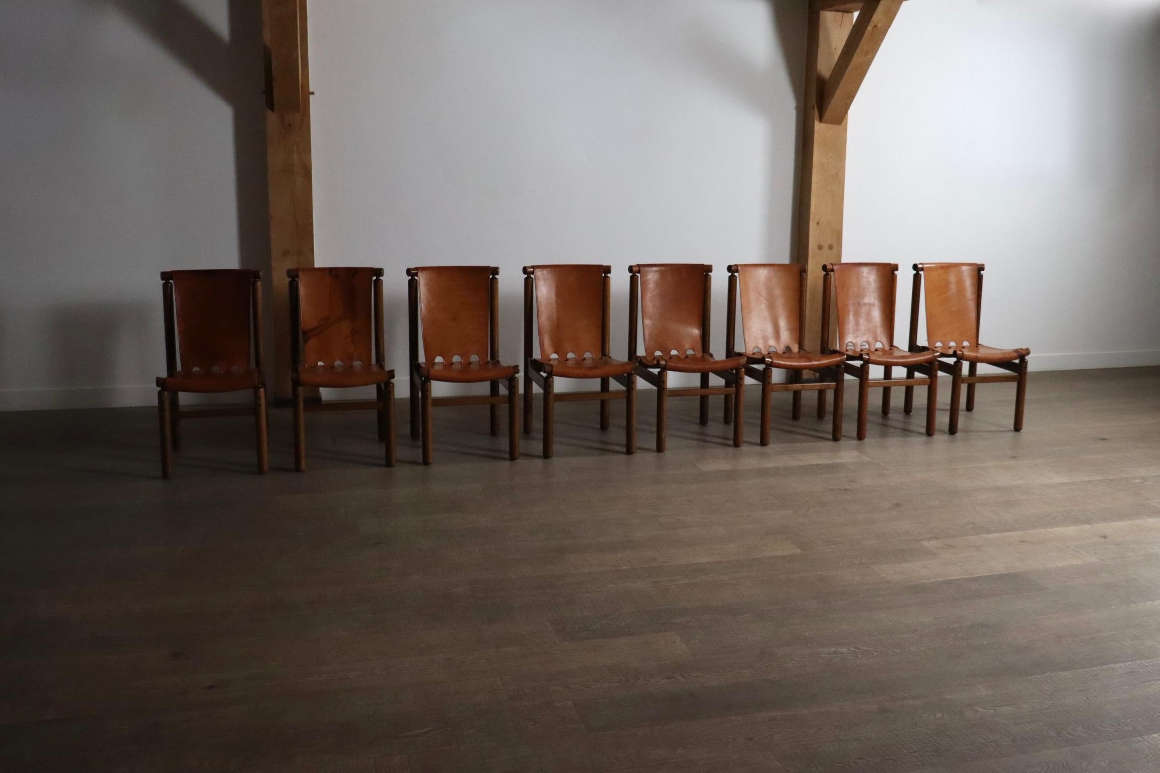 Ilmari Tapiovaara für La Permanente Mobili Cantù in cognacfarbenem Leder, Italien, 1960er Jahre. Atemberaubender kompletter Satz von 8 Stühlen.

Diese schönen Stühle von Ilmari Tapiovaara haben einen schönen Buchenrahmen, der ohne Schrauben
