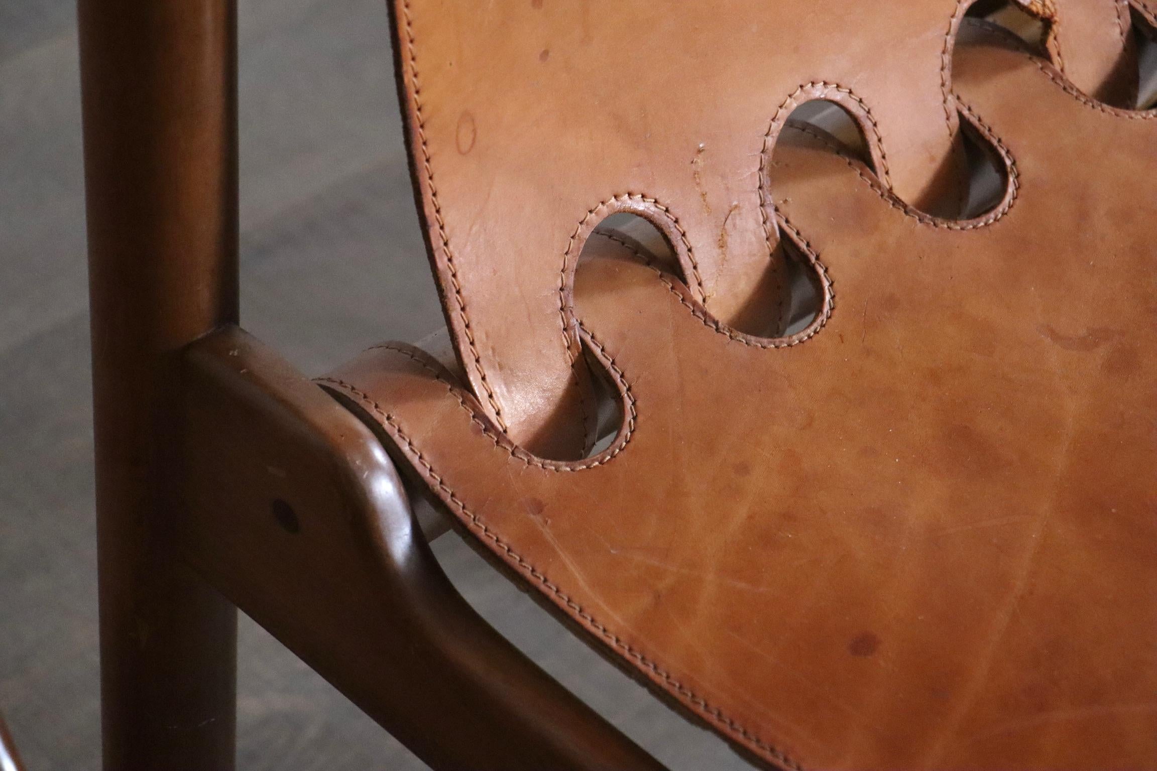 Satz von 8 Ilmari Tapiovaara Esszimmerstühlen für La Permanente Mobili Cantù, 1960er Jahre (Leder) im Angebot