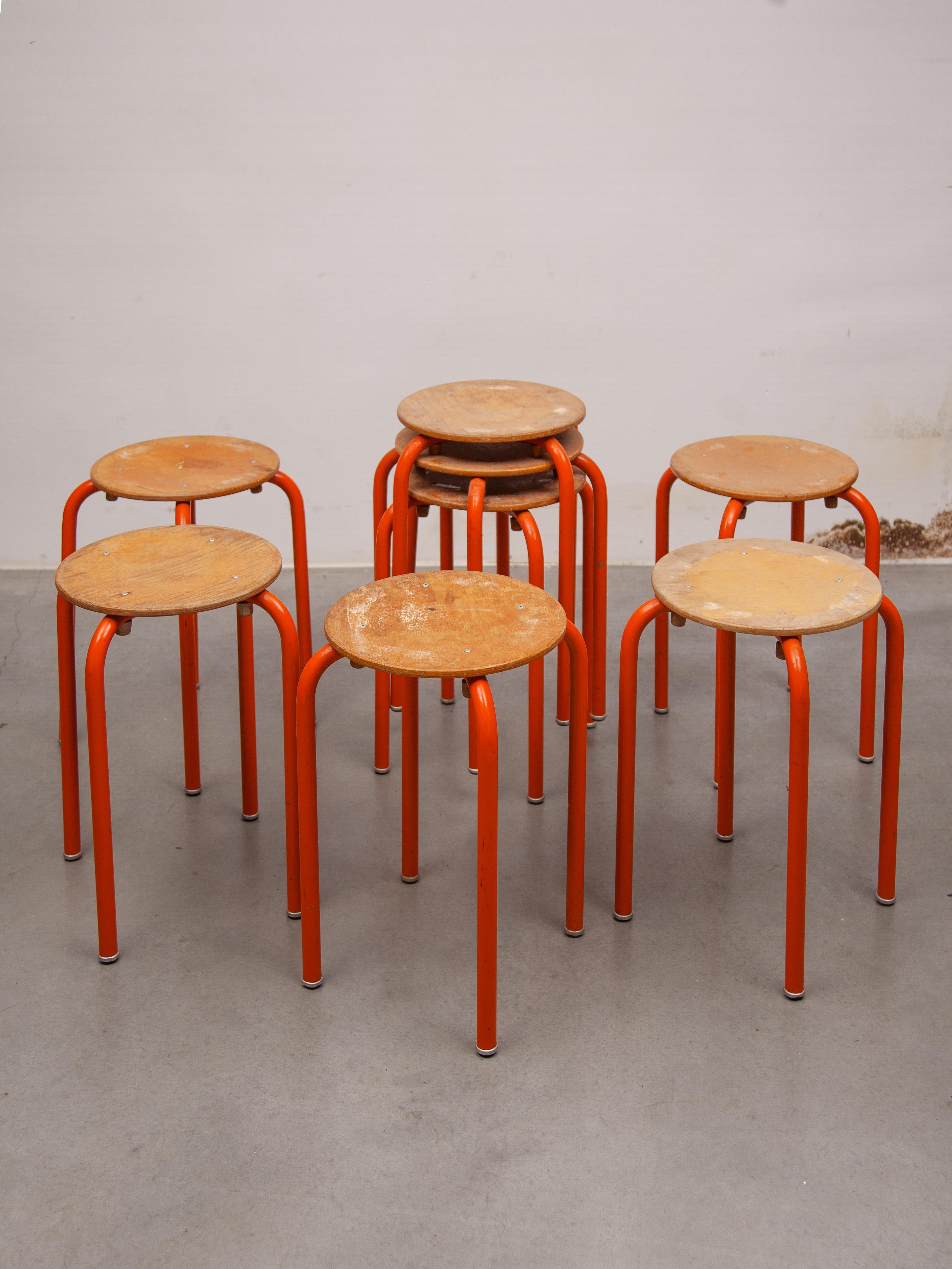 Lote de 8 Atelier A industriales  Taburetes apilables con patas de tubo de metal y asiento redondo de haya.