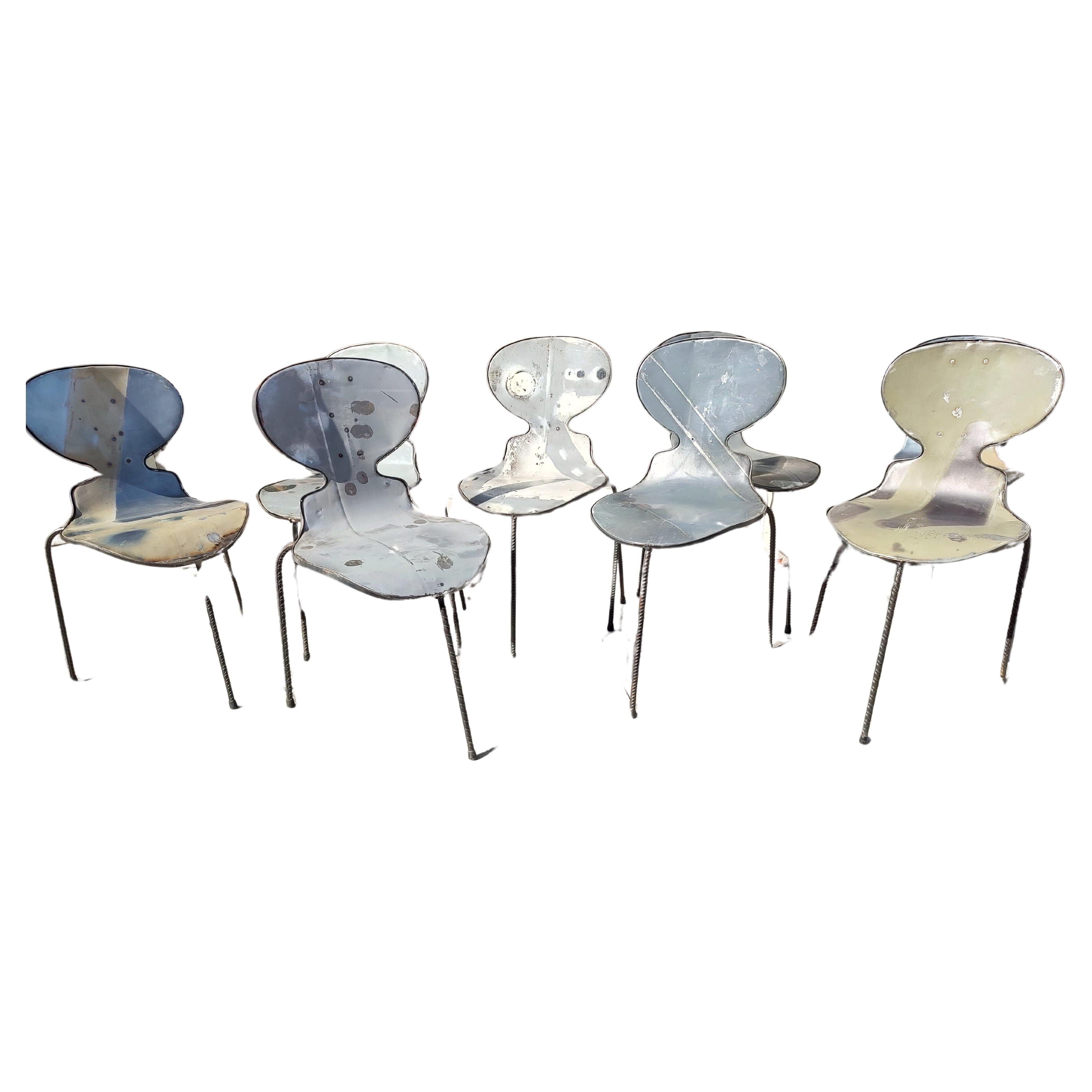 Fait main Ensemble de 8 chaises de salle à manger sculpturales en métal de style industriel par PO! Paris C1990 en vente