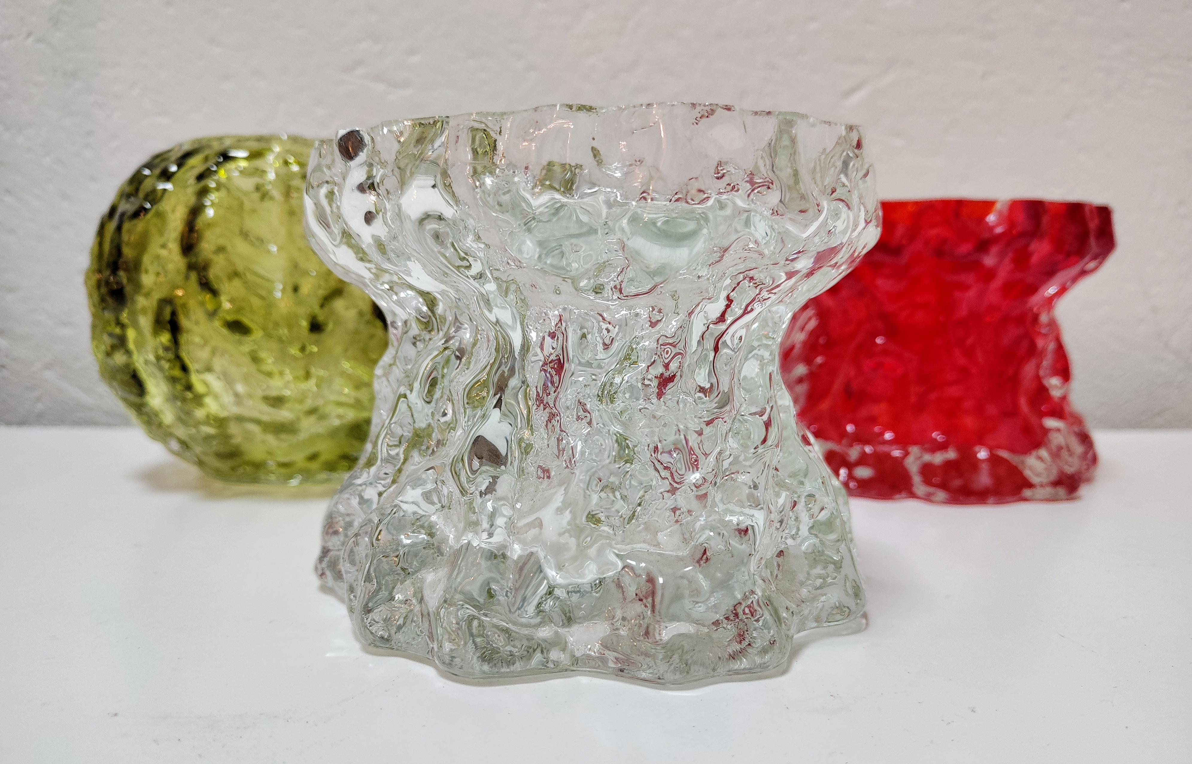 Venduto come set.

In questa inserzione troverai un set di 8 vasi di vetro moderni di metà secolo di varie forme e dimensioni. Sono stati prodotti da Ingrid Glass, un rinomato produttore di vetro con sede nella Germania occidentale. 

Buone