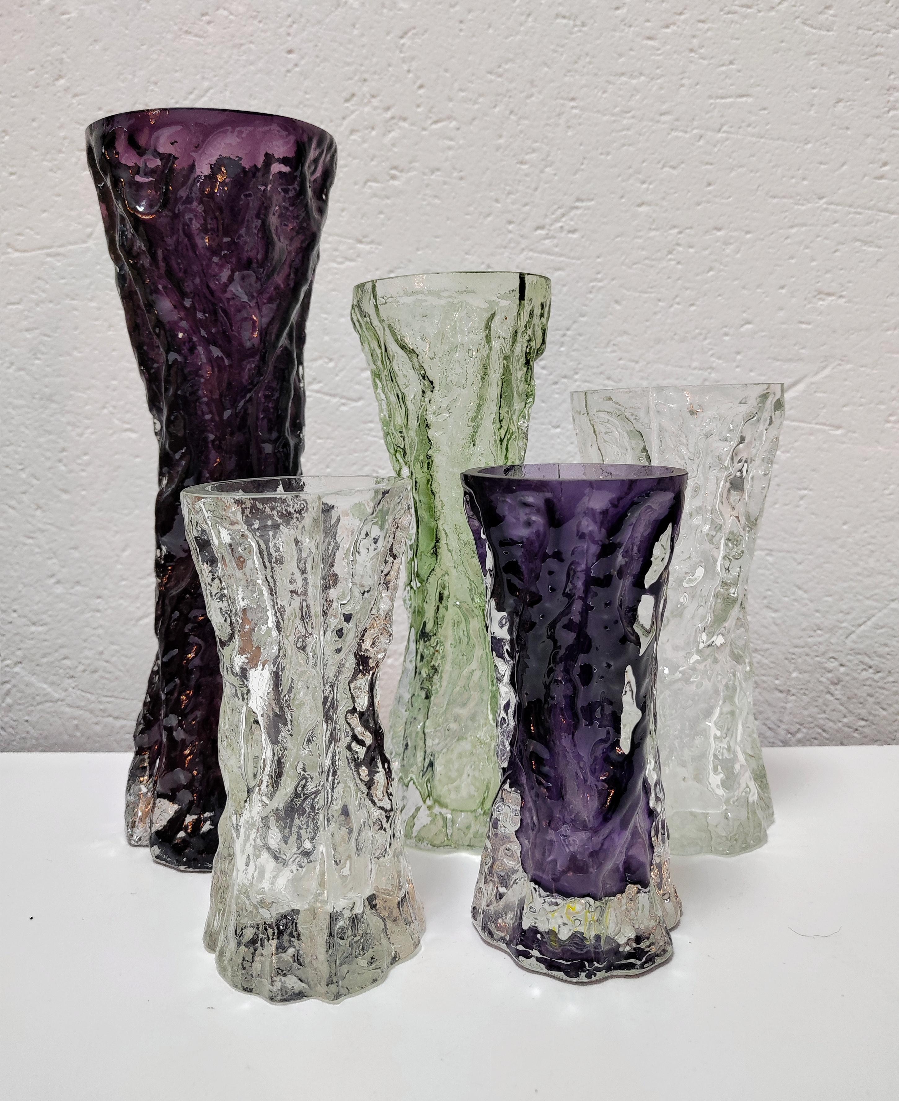 Fine XX secolo Set di 8 vasi di corteccia d'albero in vetro Ingrid di diverse forme, dimensioni e colori in vendita