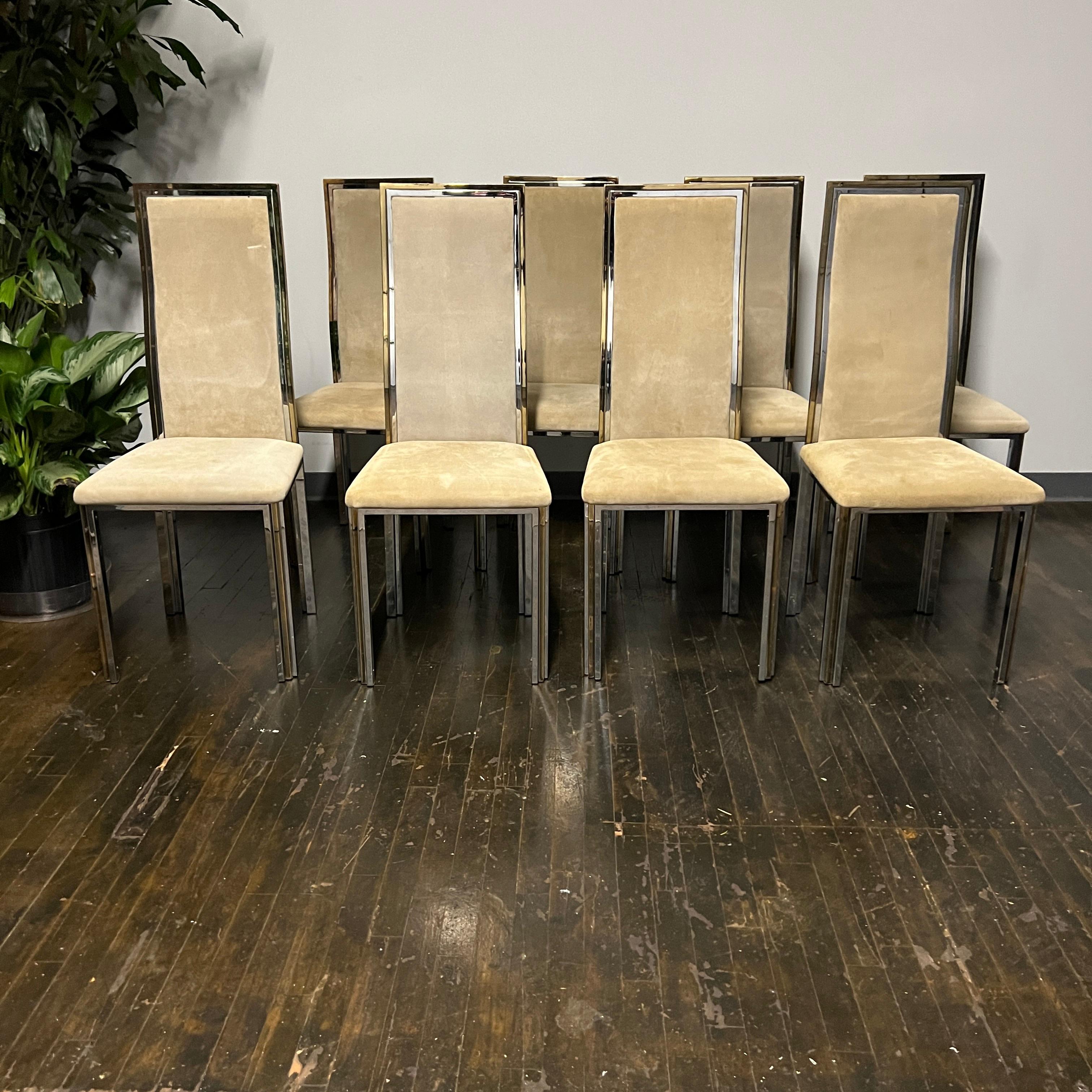 Grazioso set di 8 sedie da pranzo in stile Hollywood Regency in ottone e cromo attribuite a Romeo Rega.  Queste sedie sono molto ben fatte, super solide e pesanti.  Le sedie hanno un rivestimento in pelle scamosciata marrone macchiato (vedi immagini