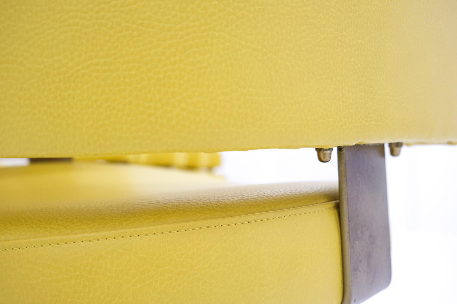 Set aus 8 italienischen Sesseln, neu gepolstert mit gelbem Leder und Metallfuß im Angebot 9
