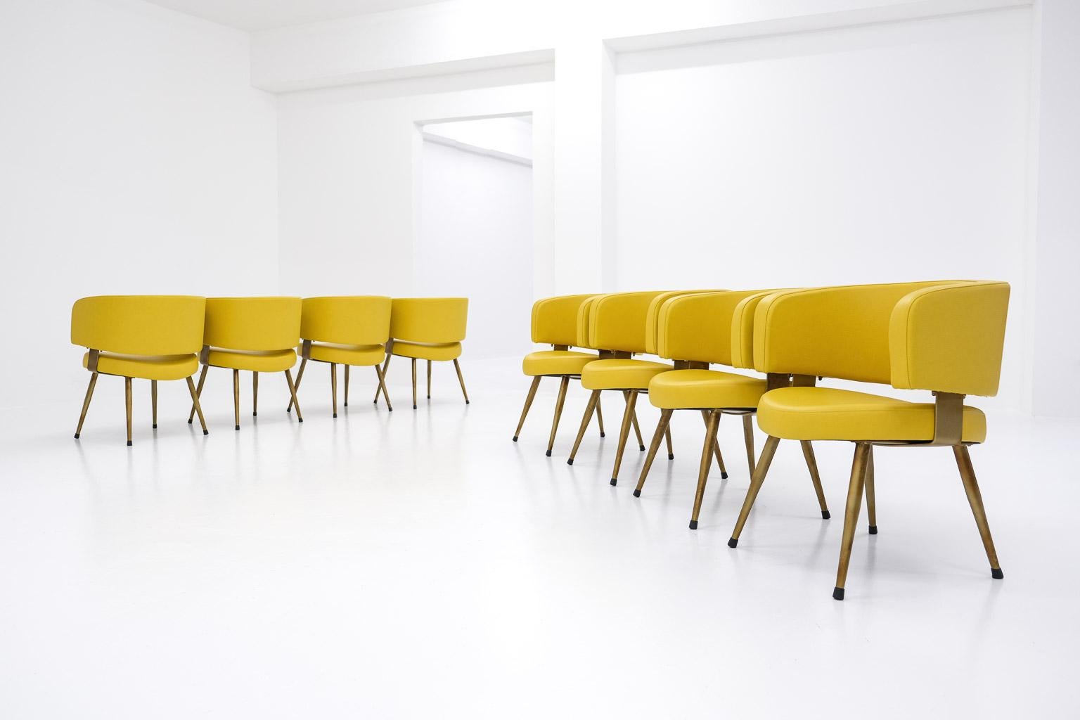 Großer Satz von 8 Sesseln aus Italien aus den 1970er Jahren. Dieses Set ist eine gute Wahl für Innenraumprojekte, Bars/Restaurants oder öffentliche Räume. 

Die Stühle sind neu gepolstert und mit einem warmen, hellen Kunstleder bezogen, mit einem