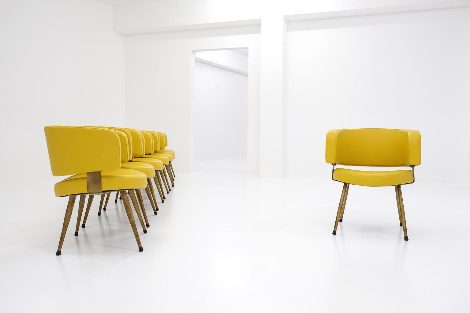 Set aus 8 italienischen Sesseln, neu gepolstert mit gelbem Leder und Metallfuß (Italienisch) im Angebot