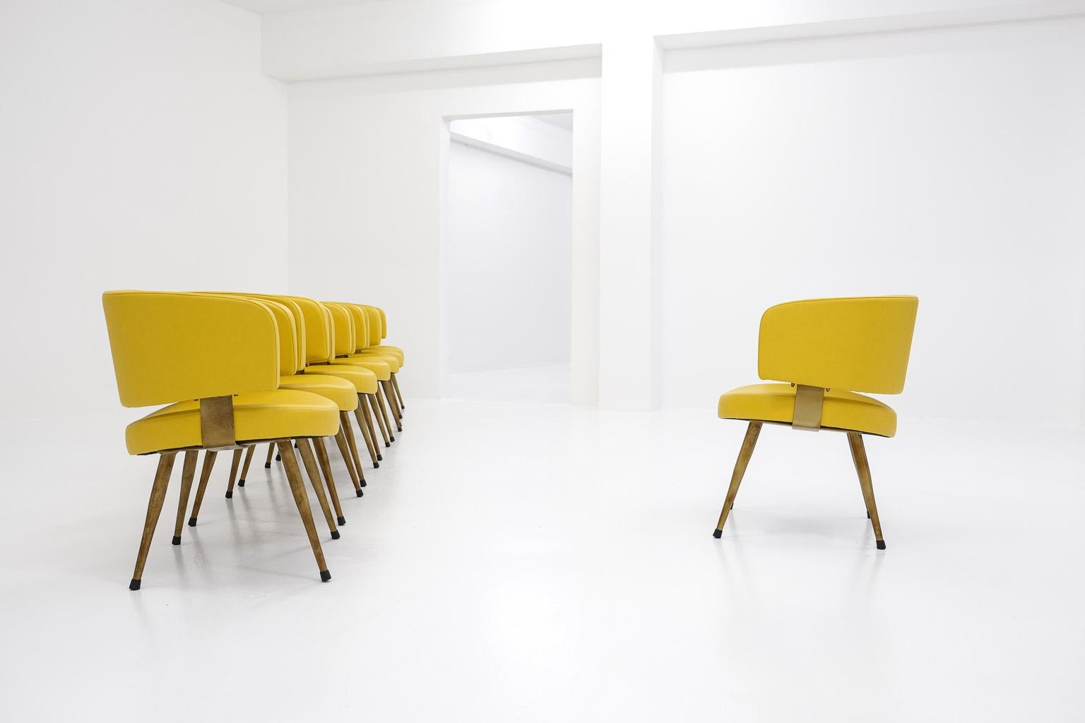 Set aus 8 italienischen Sesseln, neu gepolstert mit gelbem Leder und Metallfuß (Ende des 20. Jahrhunderts) im Angebot