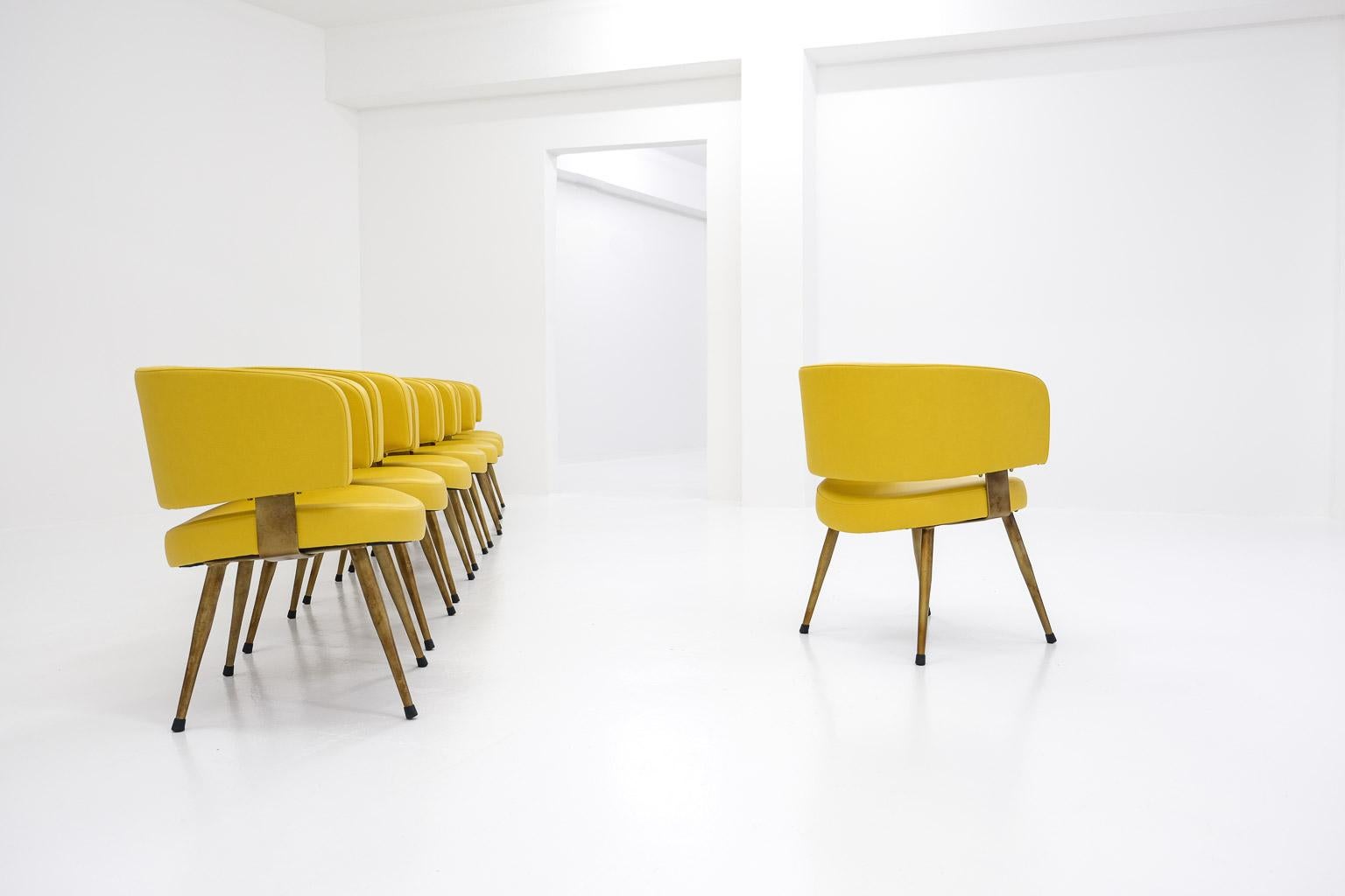 Set aus 8 italienischen Sesseln, neu gepolstert mit gelbem Leder und Metallfuß im Angebot 2