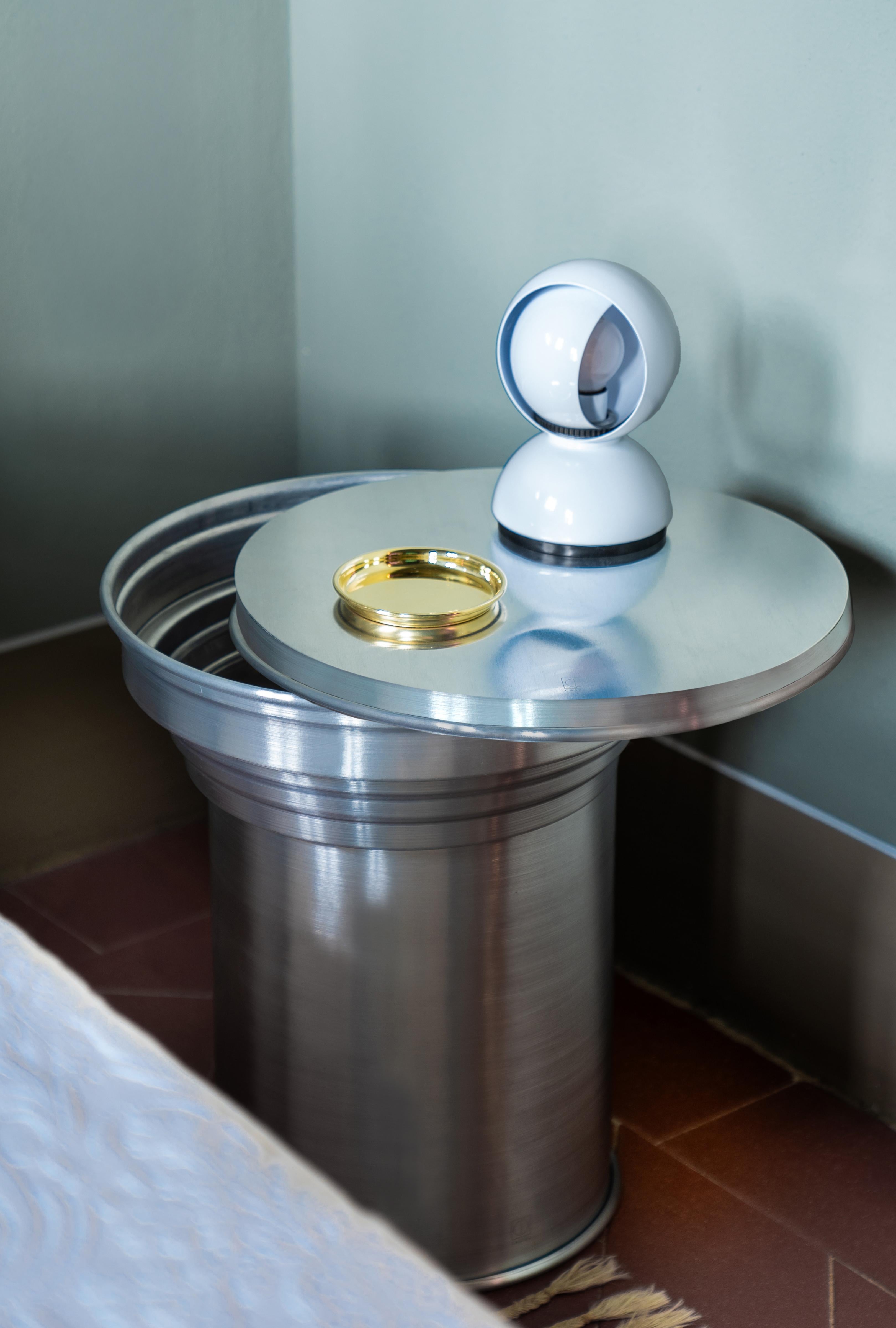 Brossé Ensemble de 8 tables d'appoint architecturales italiennes en aluminium brossé, années 2020 en vente