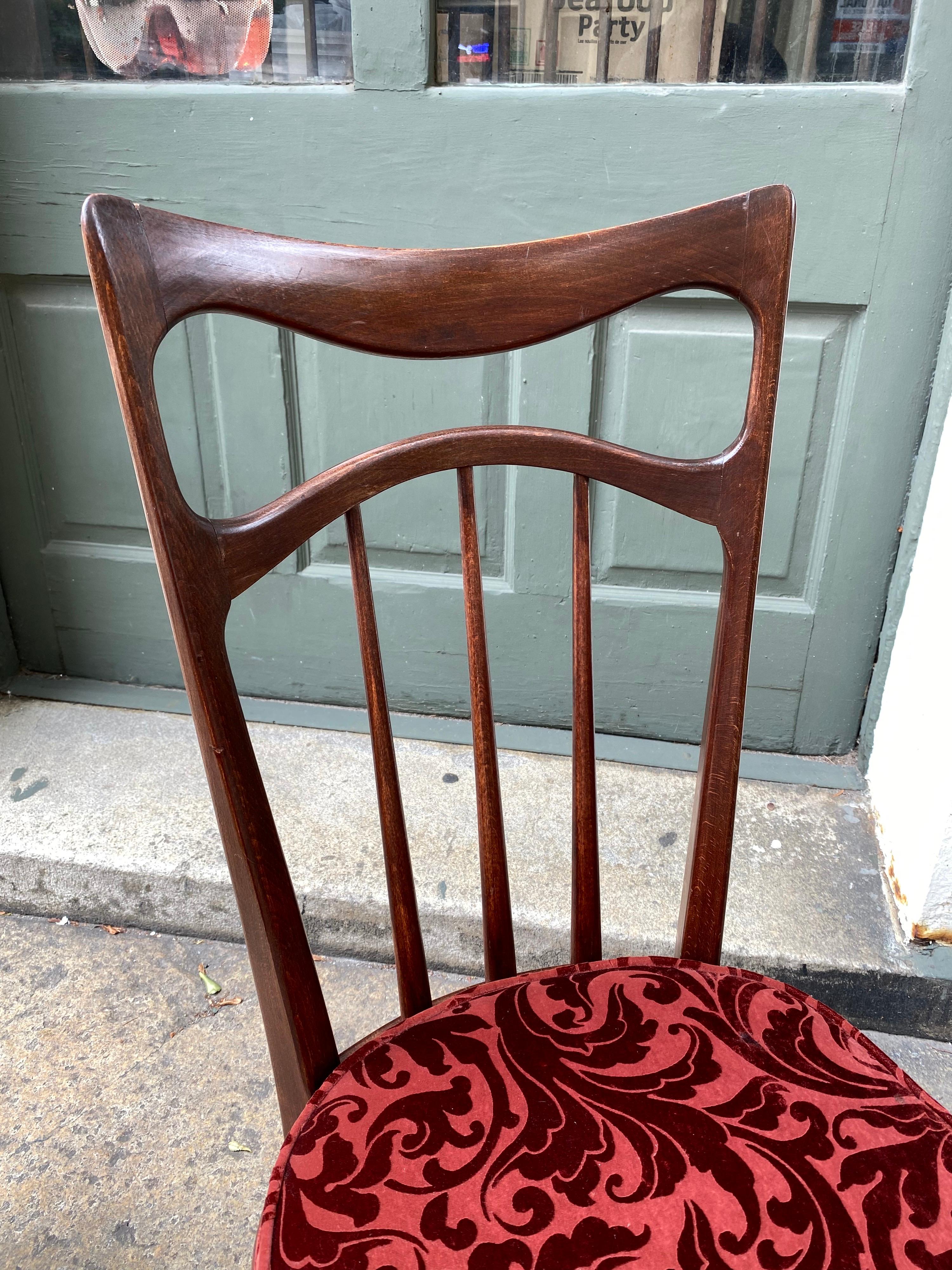 Set of 8 Italian Dining Chairs in the Style of Gio Ponti In Good Condition In Philadelphia, PA