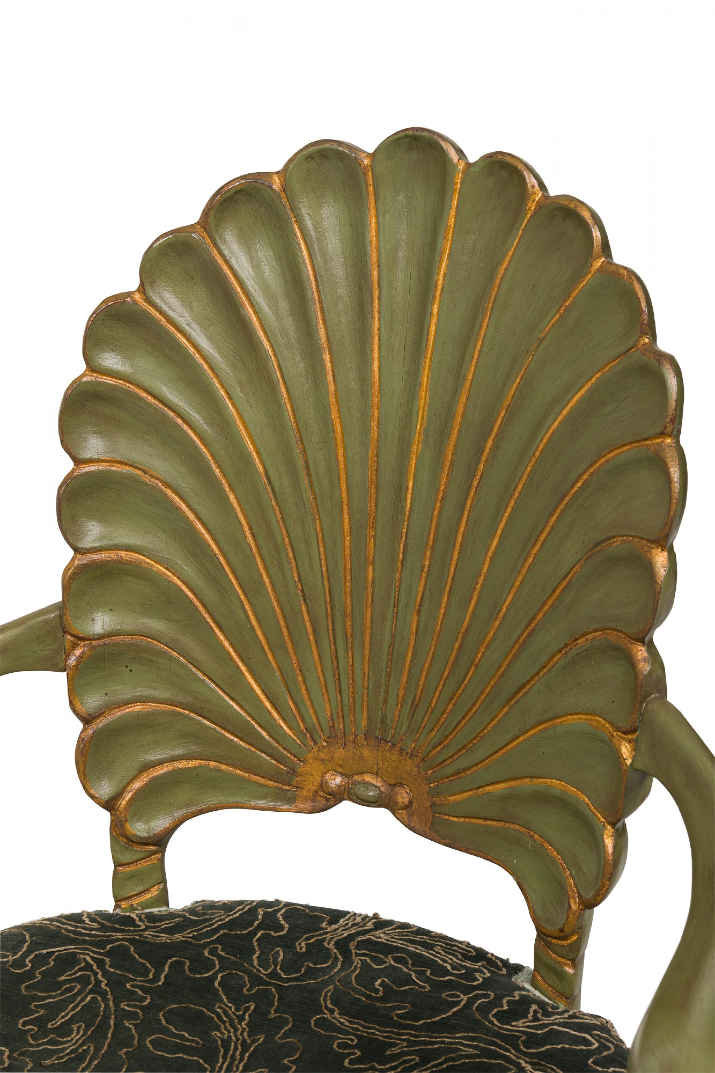 Lot de 8 chaises de salle à manger italiennes en bois sculpté de style Grotto, datant du milieu du siècle dernier. en vente 3