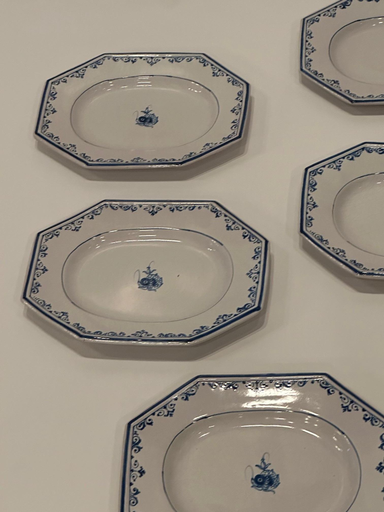 Splendido set di 8 piatti in ceramica smaltata di forma ottagonale blu e bianca con decorazione a delfino...  Firmato Gumps sul retro.