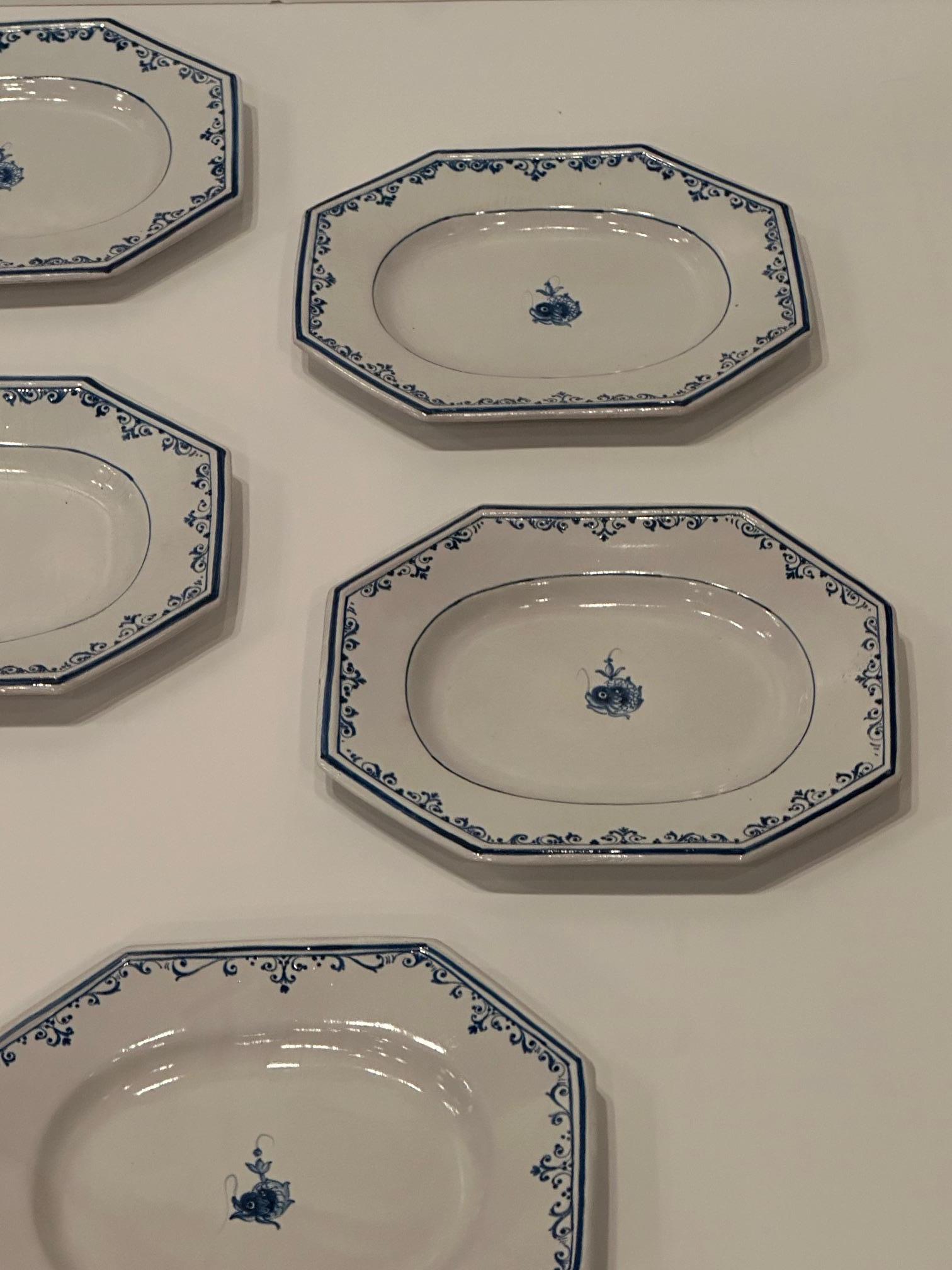 Italiano Set di 8 piatti ottagonali in ceramica italiana dipinti a mano da Gumps in vendita