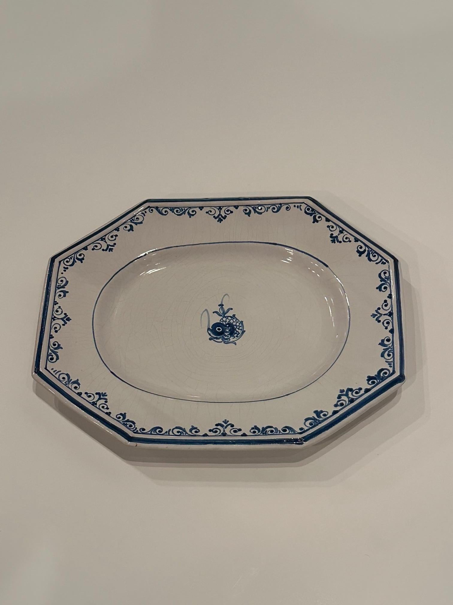 Metà XX secolo Set di 8 piatti ottagonali in ceramica italiana dipinti a mano da Gumps in vendita