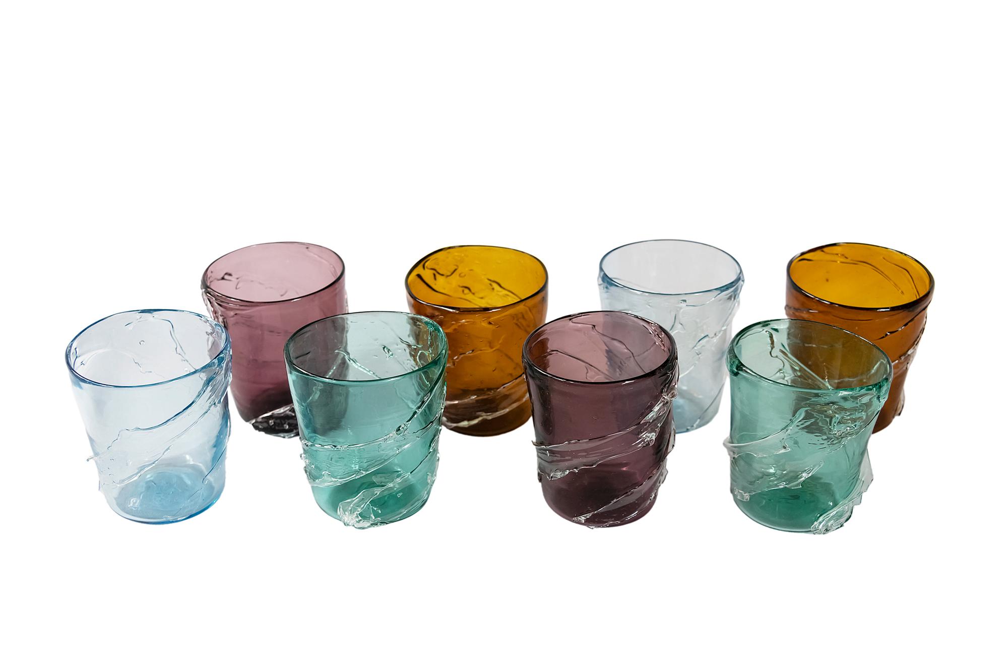 Das Set besteht aus 8 Teilen. Handgefertigte italienische Murano-Gläser in verschiedenen Farben.
Sehr guter Zustand.

