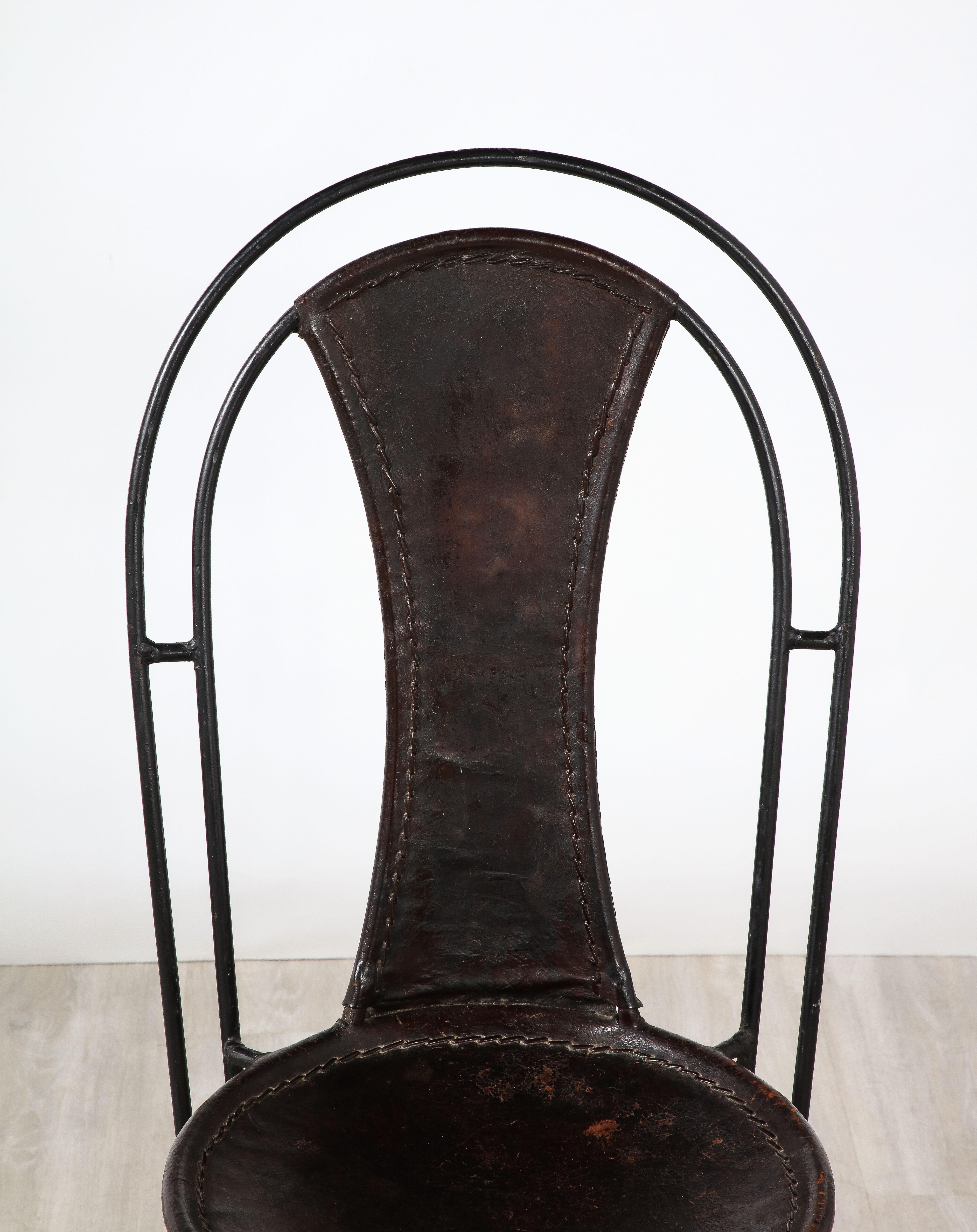 Juego de 8 sillas de comedor italianas de cuero y metal, circa 1960 en venta 7