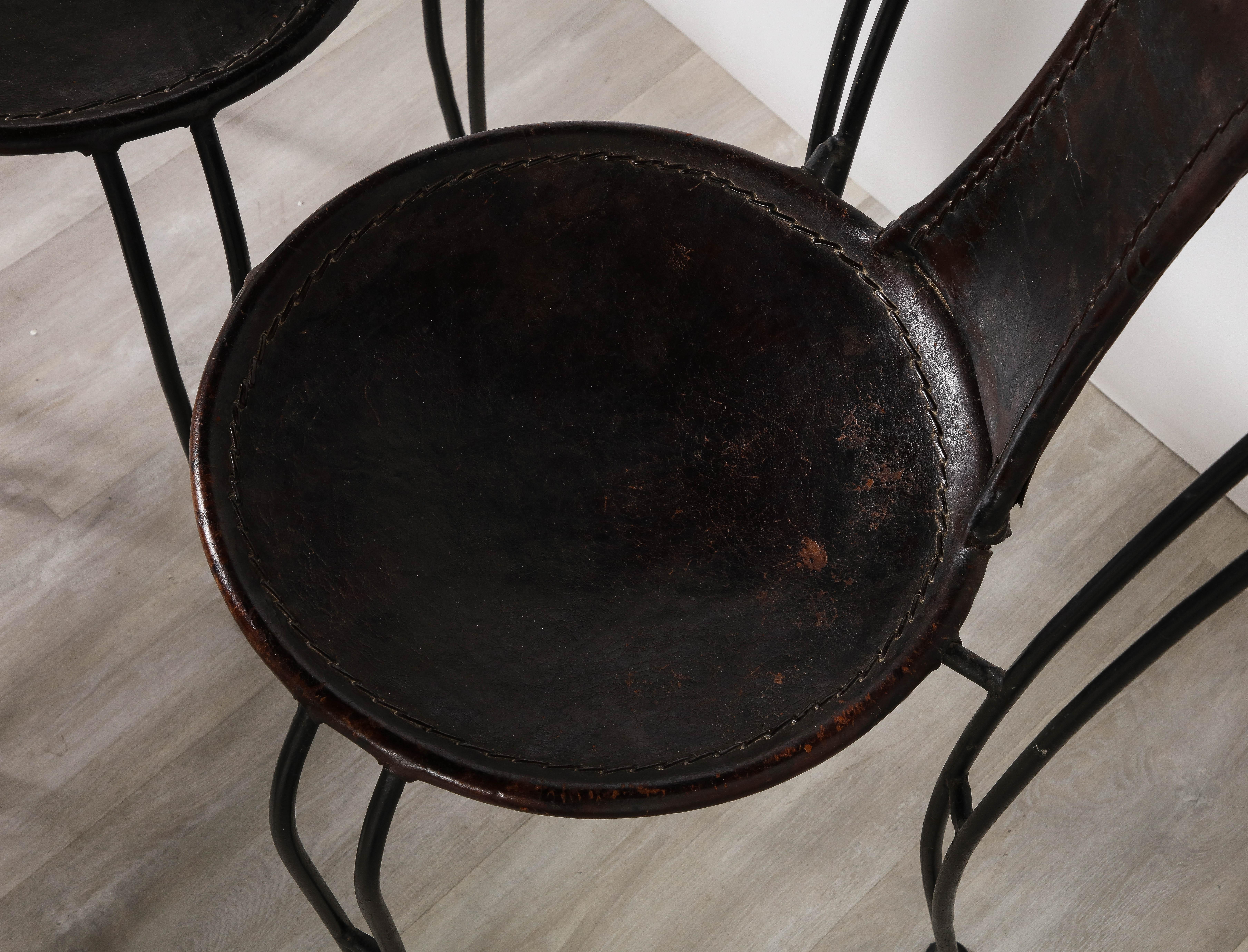 Juego de 8 sillas de comedor italianas de cuero y metal, circa 1960 en Bueno estado para la venta en New York, NY